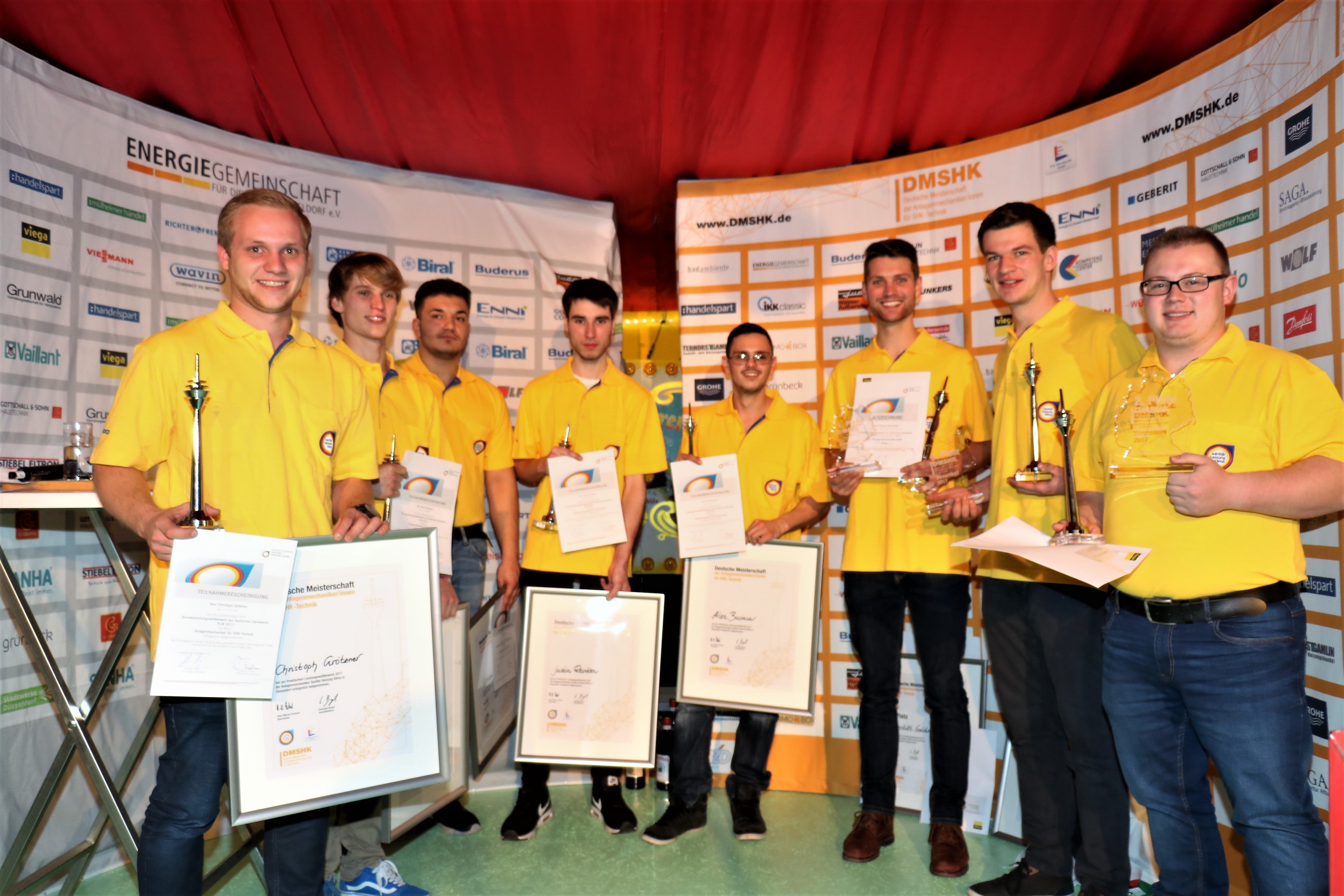 Siegerehrung im Chapiteau Zirkuszelt: 3.v.r. Pascal Schreiter (1. Platz), Benedict Geldner (2.v.r., 3. Platz) und Timo Roemer (r., 2. Platz).