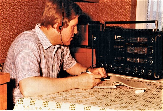 Im Alter von dreißig Jahren war ich auf der Kurzwelle unterwegs und bewertete den Empfang der deutschen Radiosendungen zum Beispiel Radio Peking. Die mir zum Dank tolle Postkarten zuschickten.