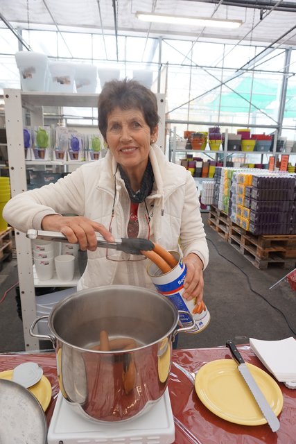 Bockwürstchen gingen weg wie "warme Semmeln", Maria Stefen musste ständig Nachschub heranschaffen.