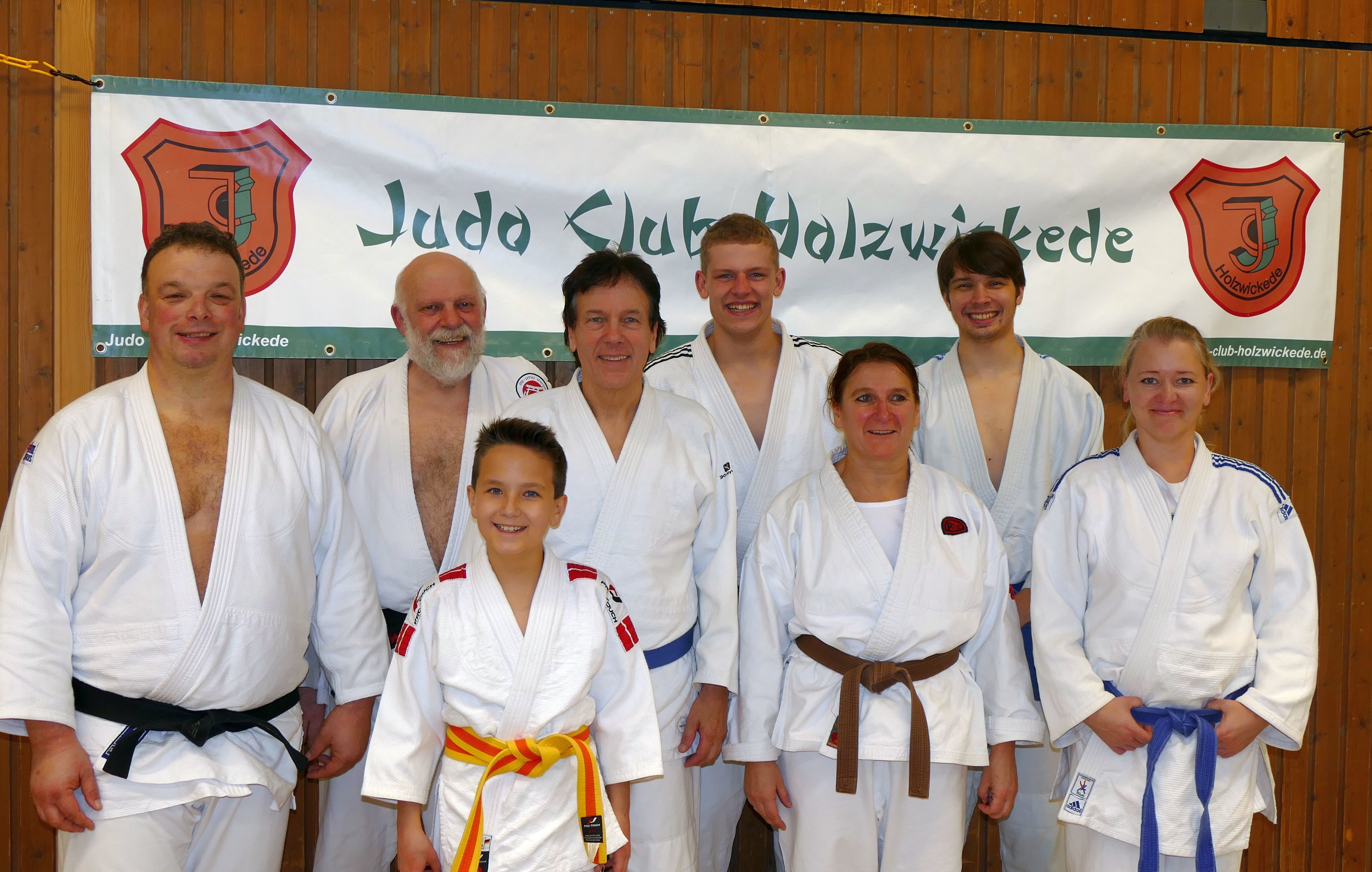 Die Mitglieder des Judo Clubs Holzwickede (v.l.n.r.) Frank Reinecke, Jochen Möller, Lion Otto, Michael Otto, Tim Höttemann, Ute Eils, Allan Grunenberg, Jelena Reinecke freuten sich über den Teilnehmerrekord.