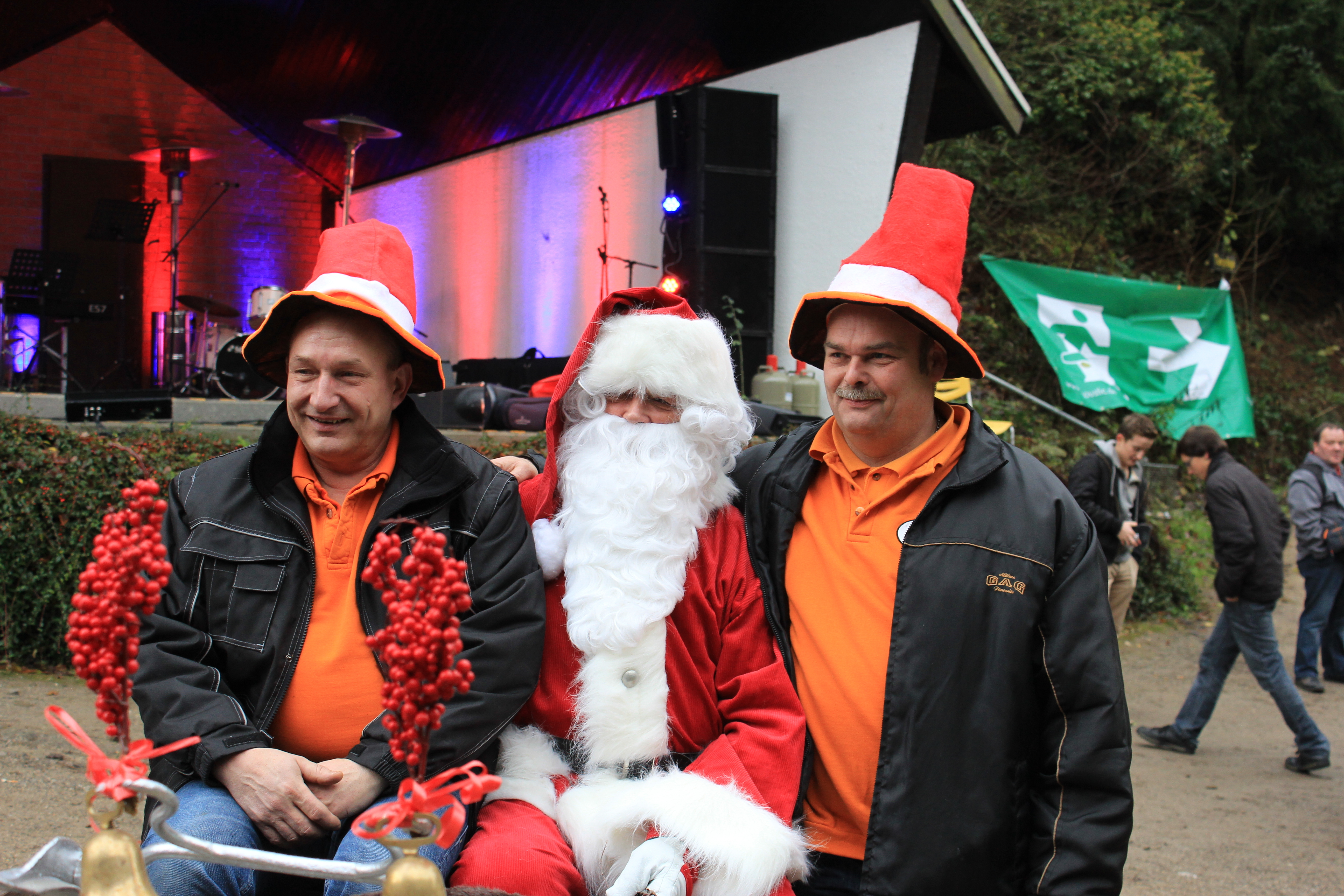 Die Drei erwarten die Besucher der Weihnachtsscheune in Oberbauer