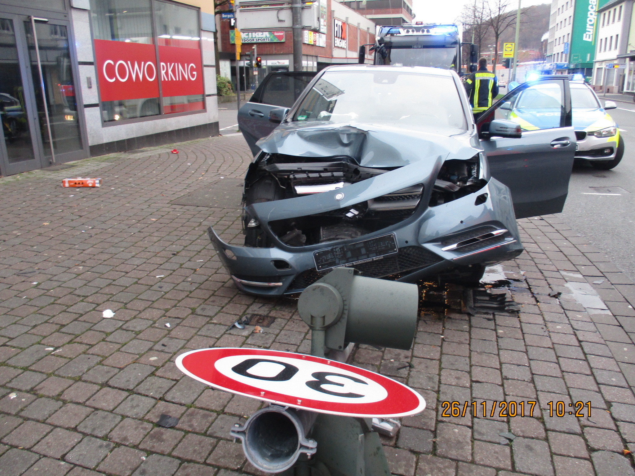 Der Mercedes sieht nach dem Unfall übel aus. Foto: Polizei