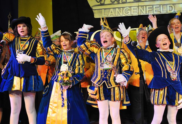 Das Kinderprinzenpaar, Prinz Ragnar I. und Prinzessin Gioia I. (Bildmitte), startet zusammen mit ihrem Gefolge, Page Fritz und Pagin Carina-Zoe, mit bester Laune in die Session. Foto: Michael de Clerque