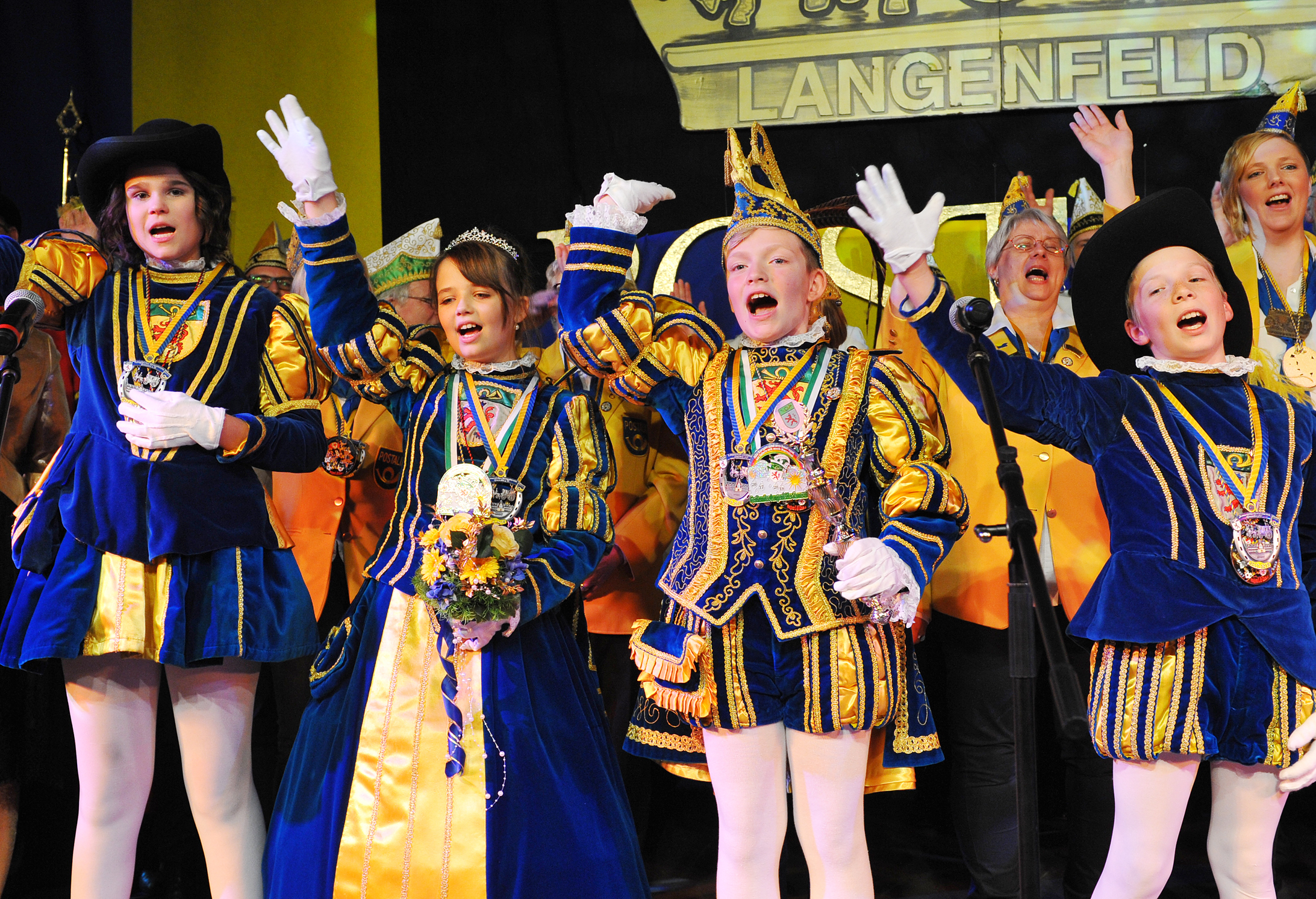 Das Kinderprinzenpaar, Prinz Ragnar I. und Prinzessin Gioia I. (Bildmitte), startet zusammen mit ihrem Gefolge, Page Fritz und Pagin Carina-Zoe, mit bester Laune in die Session. Foto: Michael de Clerque