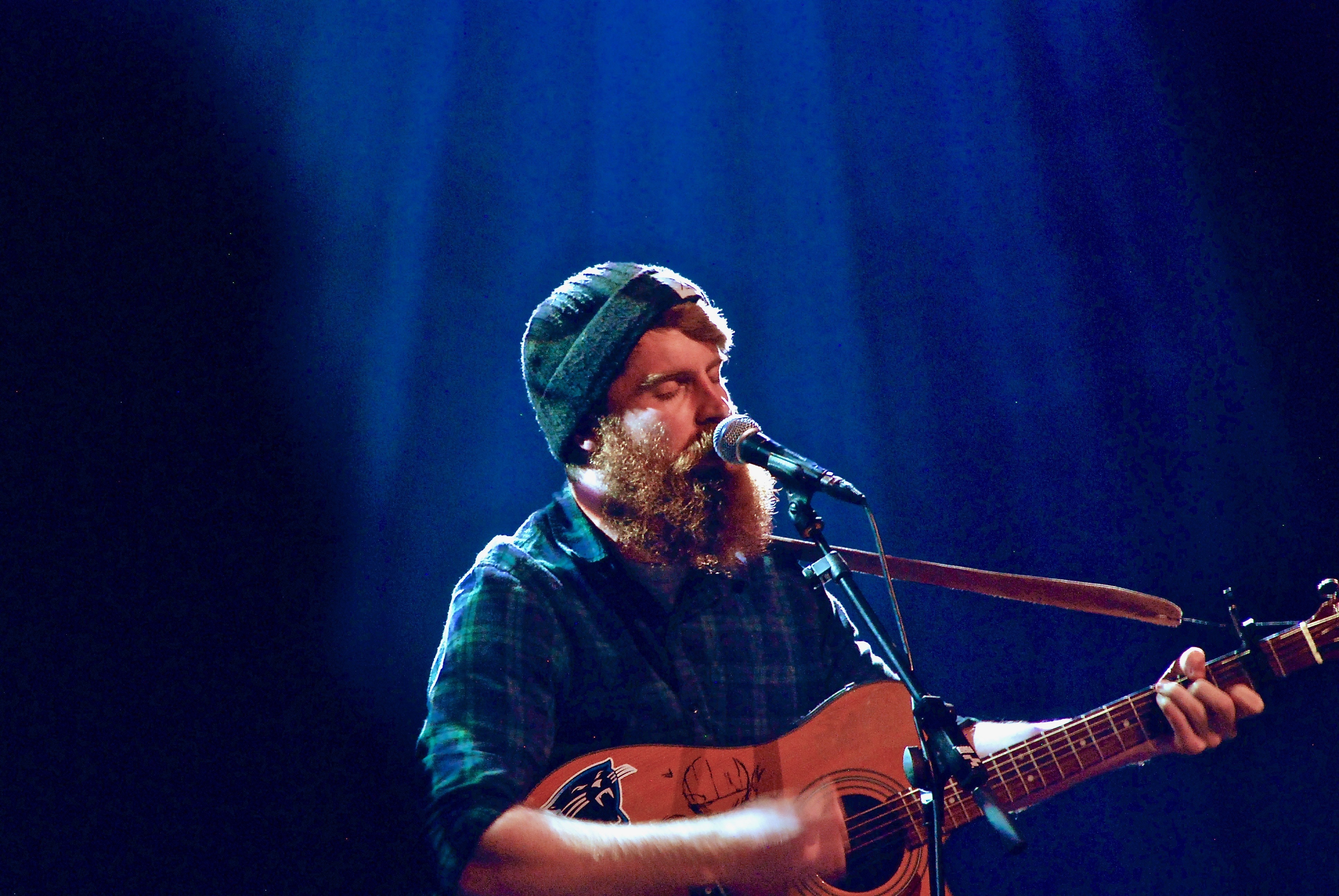 Adam Barnes ging bereits mit 16 Jahren auf seine erste Tournee und fesselt das Publikum mit seinen eingängigen Songs.