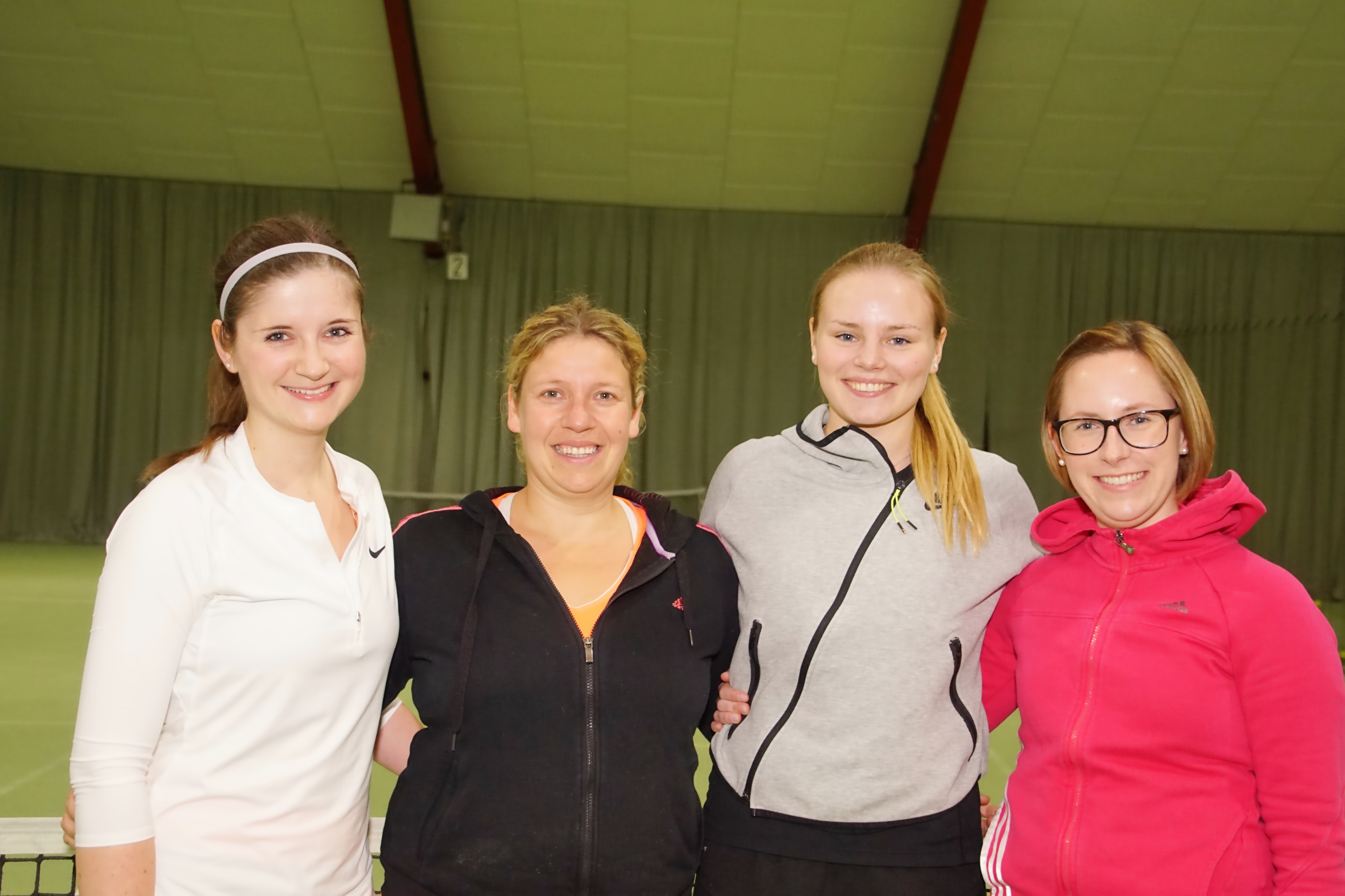 Ihre erste Niederlage musste die 1. Damen-Mannschaft des TC Grün-Weiß Bochum hinnehmen, von links: Marie-Claire Davidsen, Nadine Davidheimann, Katalina Kutscher, Kathrin Wiecorek