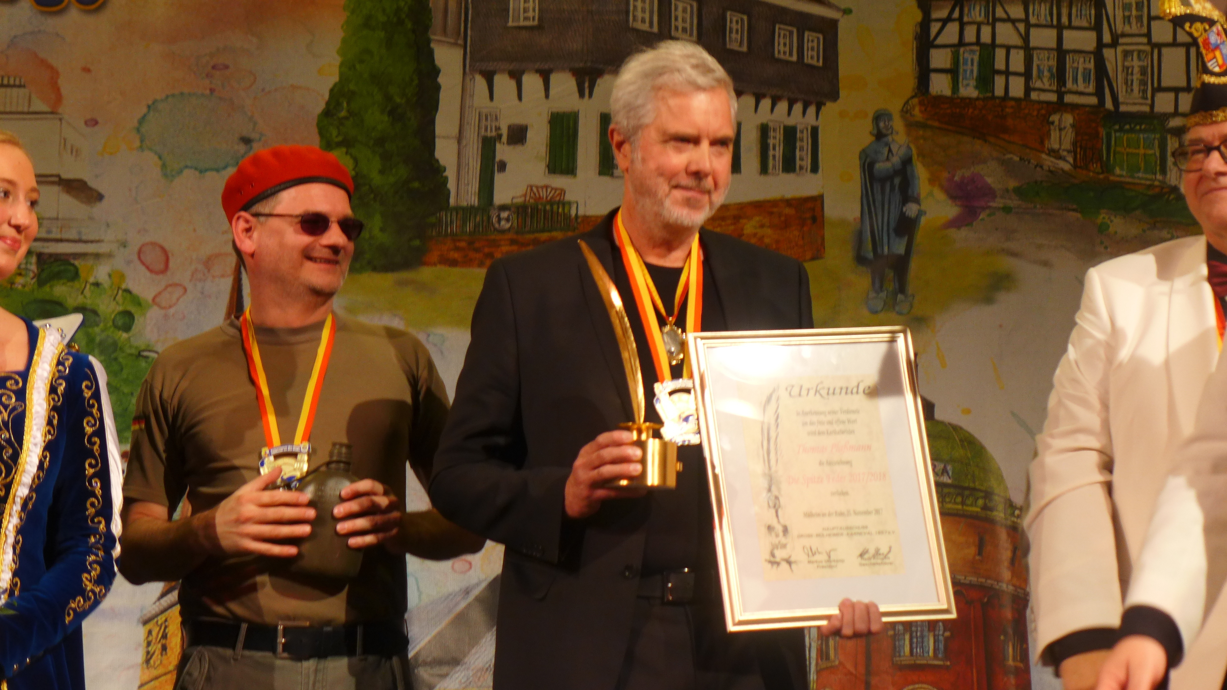 Thomas Plaßmann nach seiner Auszeichnung mit der Spitzen Feder. Neben ihm steht sein Laudator Holger Müller, besser bekannt als "Ausbilder Schmidt" (Foto Emons)