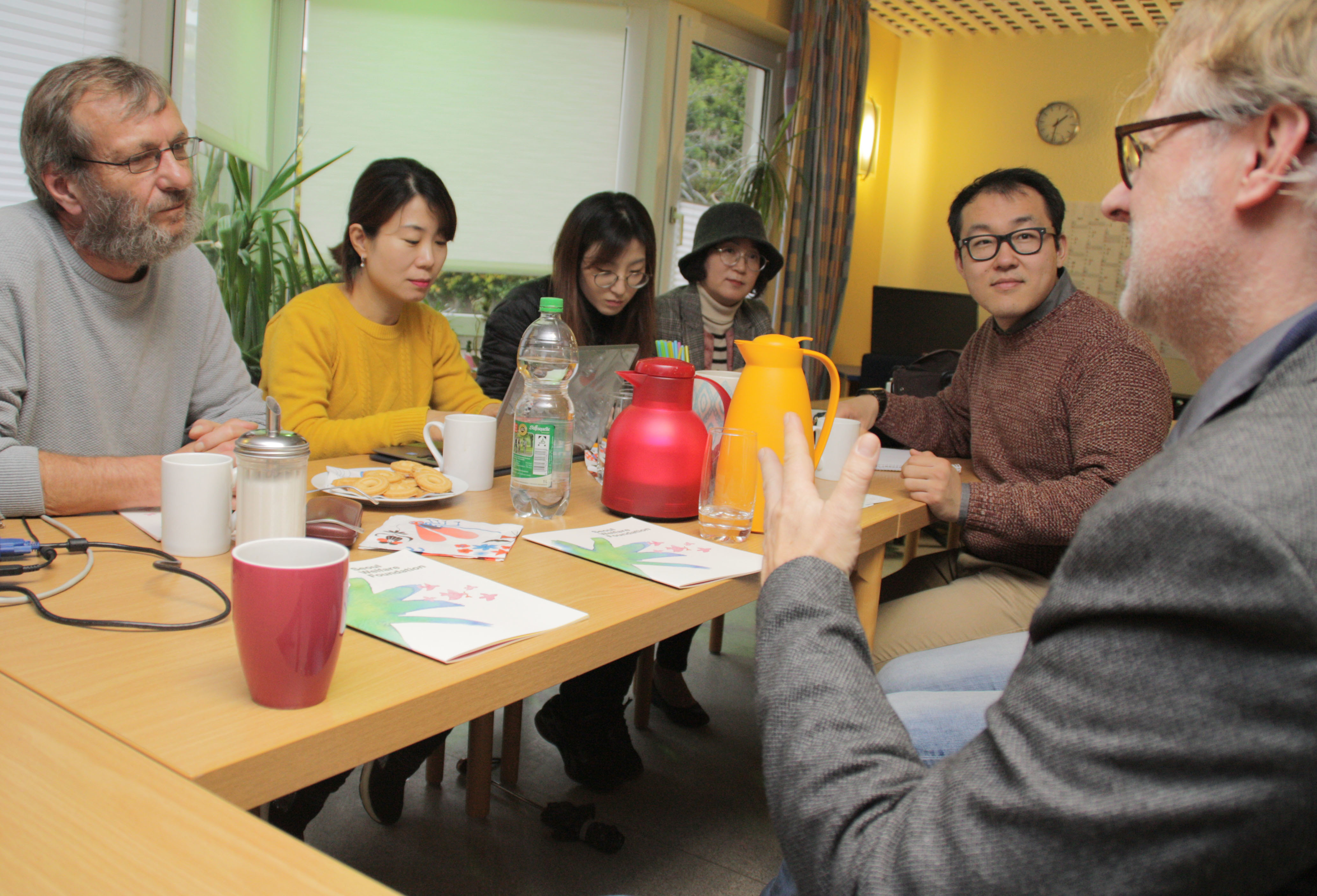 Intensive Gespräche: (v.l.) Reinhard Jäger (Leiter Wohnverbund Weitmar), Lee Su Jin, Chung Eun Hae und Kim Mi Yong aus Seoul, Dolmetscher Hang-Seok Choi und Prokurist Frank Schöpper