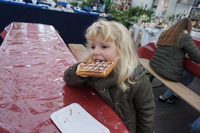 Mia (5) lässt sich die Waffel schmecken.