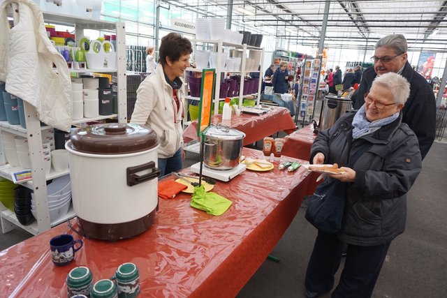 Inhaberin Maria Stefen bot Bockwurst und Glühwein an, dessen Erlös der Langenfelder Kinderherzhilfe zugutekommen soll.