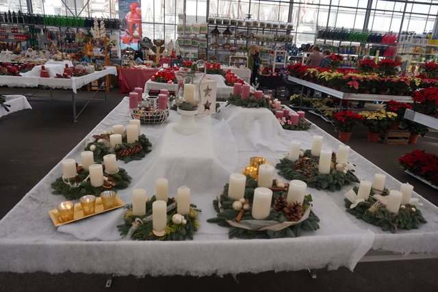 Zahlreiche Adventskränze waren schon vorbereitet und sehr kreativ gestaltet.
