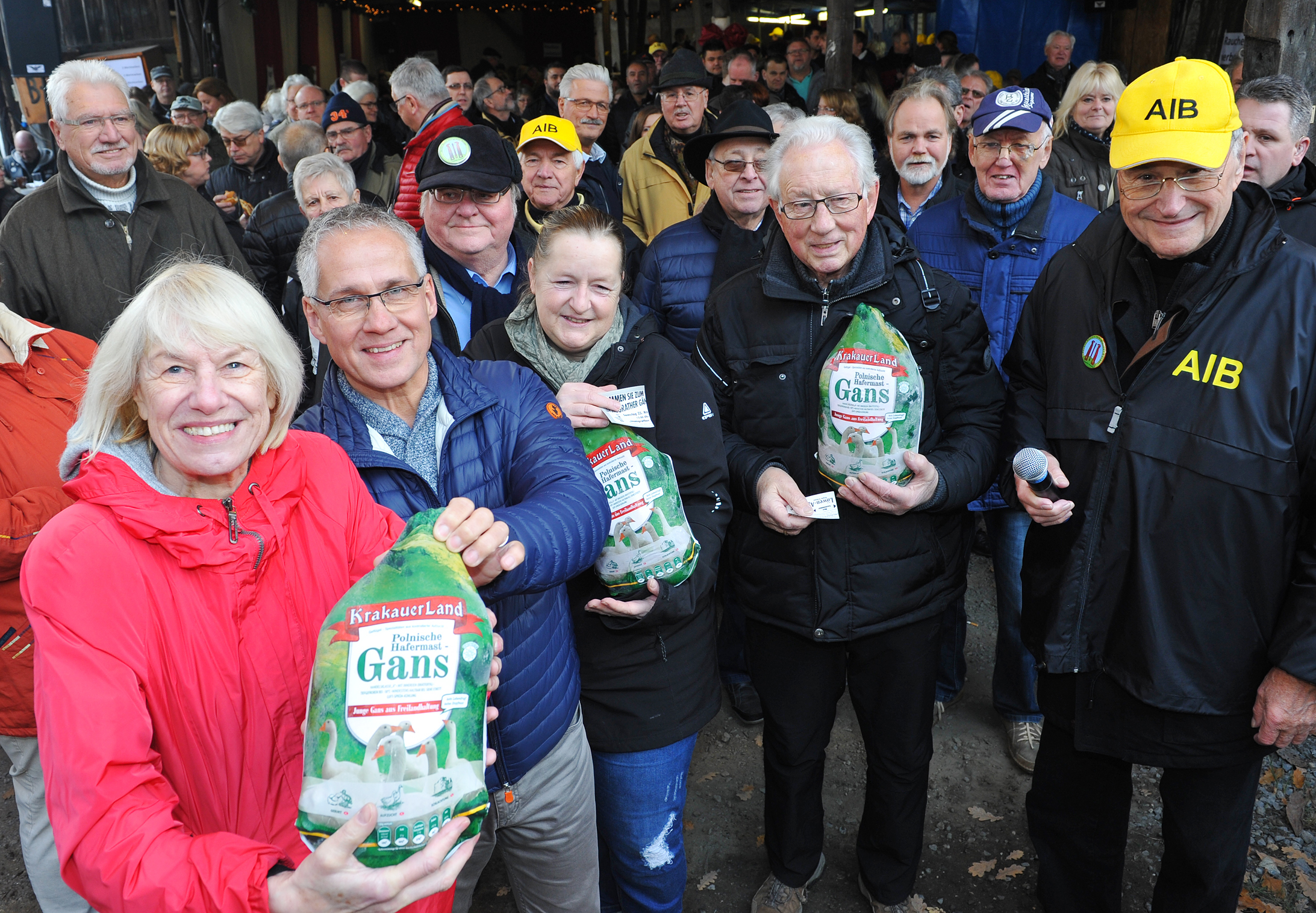 Traditionell ermittelte der Bürgermeister (2.v.l.) die ersten Gewinner. Foto: Michael de Clerque