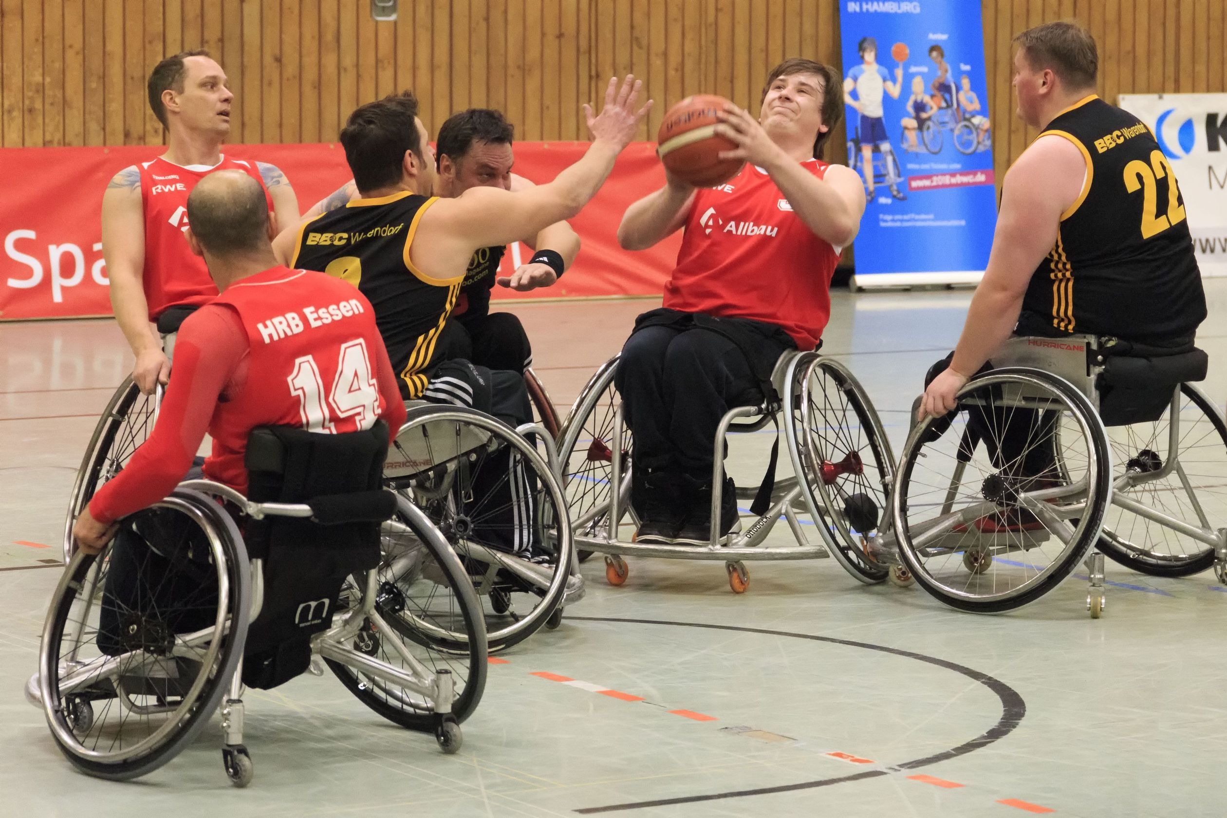 Foto (M. Baier): Joel Schaake, hier beim Korbwurf, übernahm Verantwortung, erzielte 14 Punkte, konnte die Niederlage aber auch nicht verhindern. Links Kapitän Jens Hillmann und Playmaker Ahmet Dogan (14).