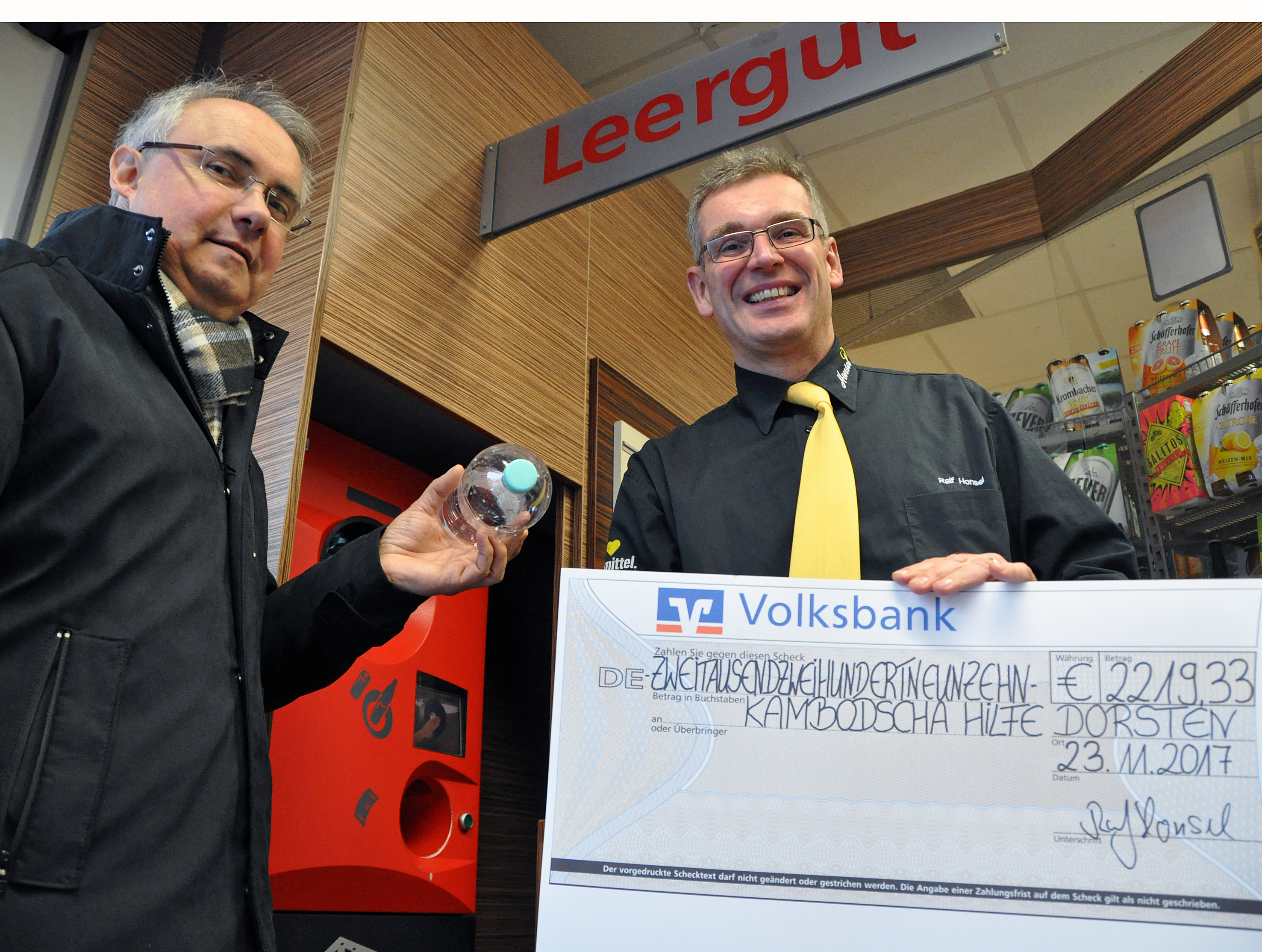 Christian Marx (St.Ursula-Gymnasium) und Ralf Honsel freuen sich über die hohe Pfandspende für die Kambodscha-Hilfe in diesem Jahr.