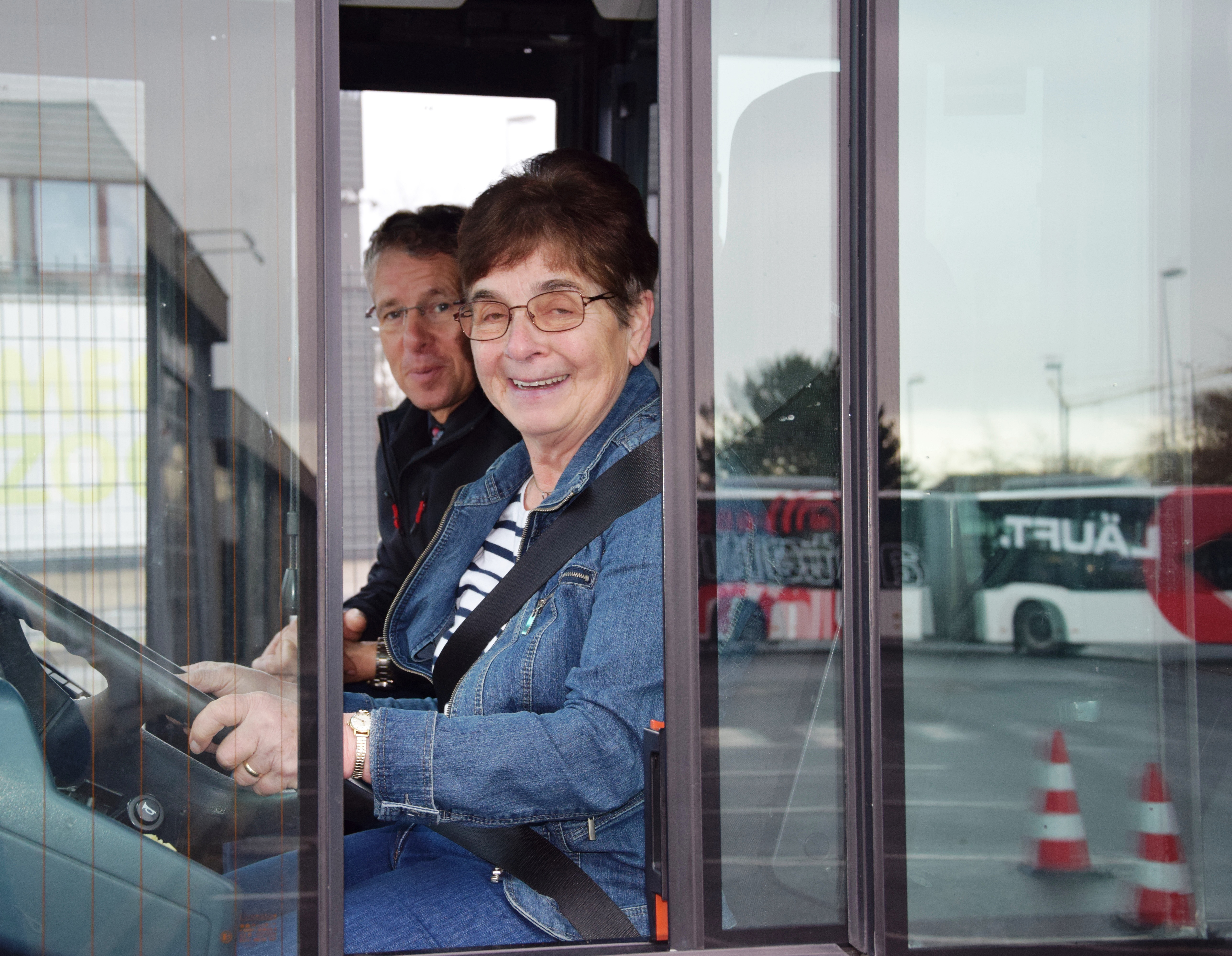Ursula Eggensten durfte selbst ans Steuer eines Linienbusses hat dabei eine Riesenspaß. Neben ihr sorgt Fahrlehrer Andreas Stratmann für den sicheren Umgang mit dem Bus. Foto: VKU