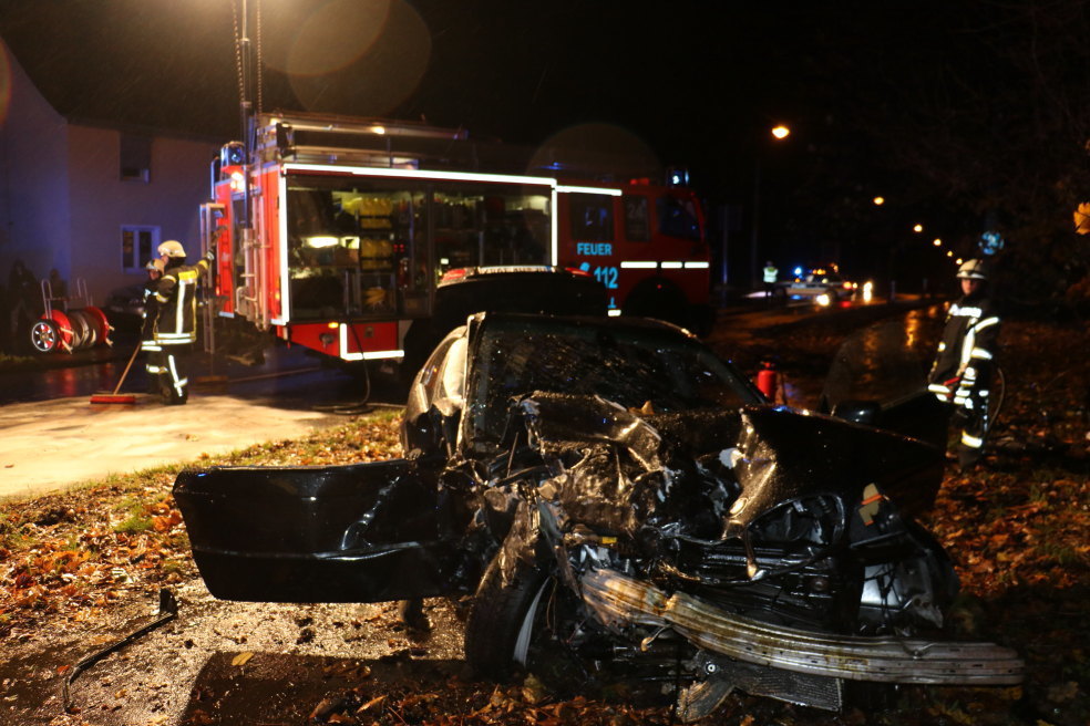 Totalschaden: Pkw war auf der Ohliger Straße von der Straße abgekommen. Feuerwehr befreite den Fahrer aus dem Fahrzeug. Foto: Feuerwehr Langenfeld