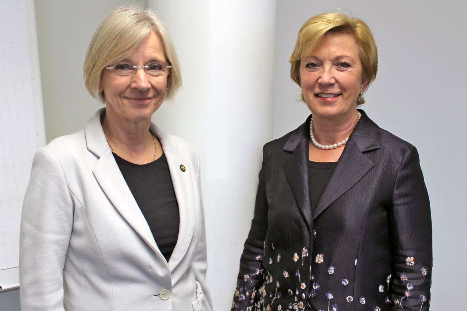 hsg-Präsidentin Prof. Dr. Anne Friedrichs (im Bild links) empfing Annette Storsberg, Staatssekretärin im Wissenschaftsministerium (im Bild rechts), in der Hochschule für Gesundheit auf dem Gesundheitscampus NRW. Foto: hsg