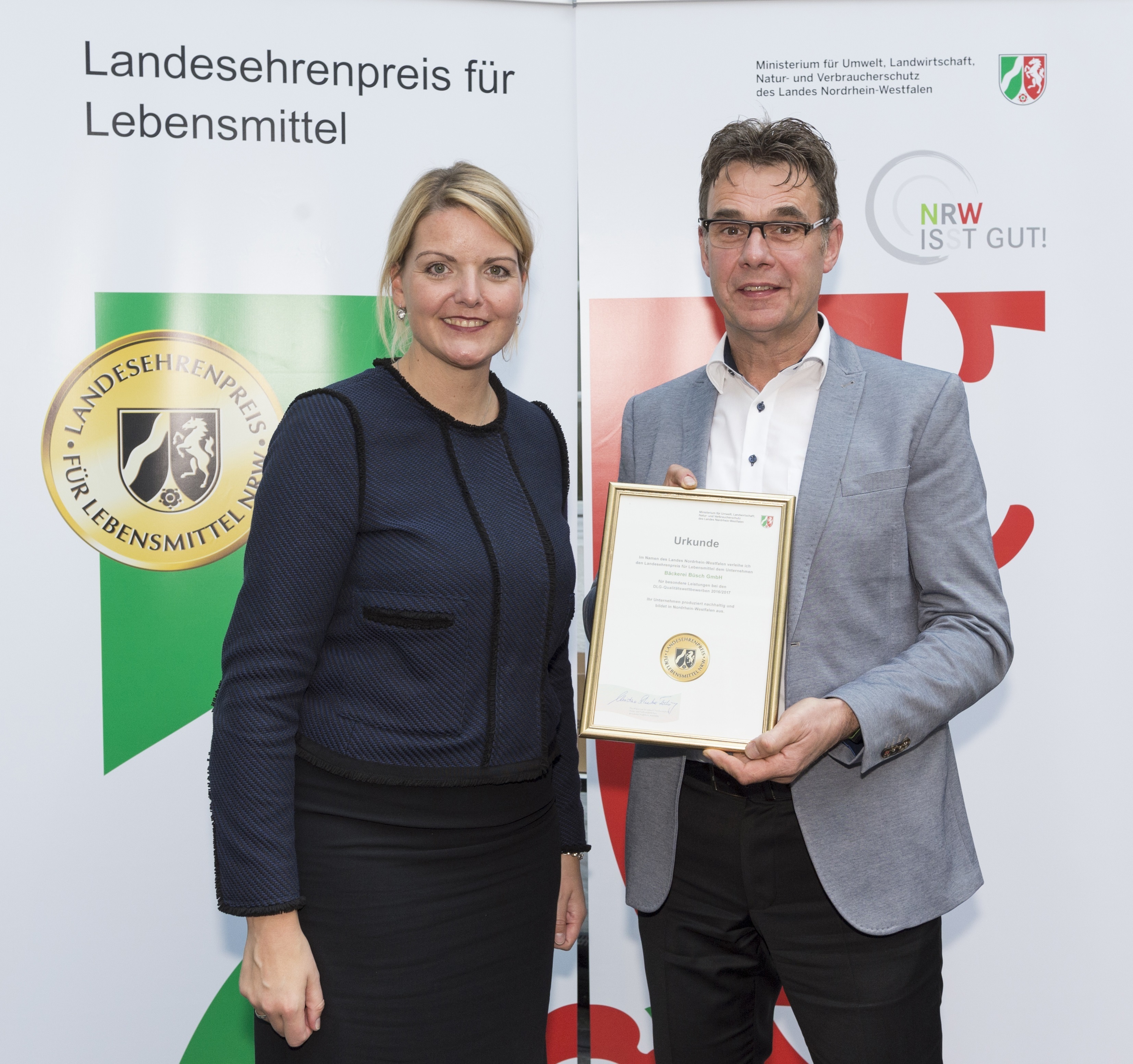 Aus den Händen von Christina Schulze Föcking, Ministerin für Umwelt, Landwirtschaft, Natur- und Verbraucherschutz des Landes Nordrhein-Westfalen, nahm Norbert Büsch, Geschäftsführer der Handwerksbäckerei Büsch, den Landesehrenpreis 2017 entgegen.