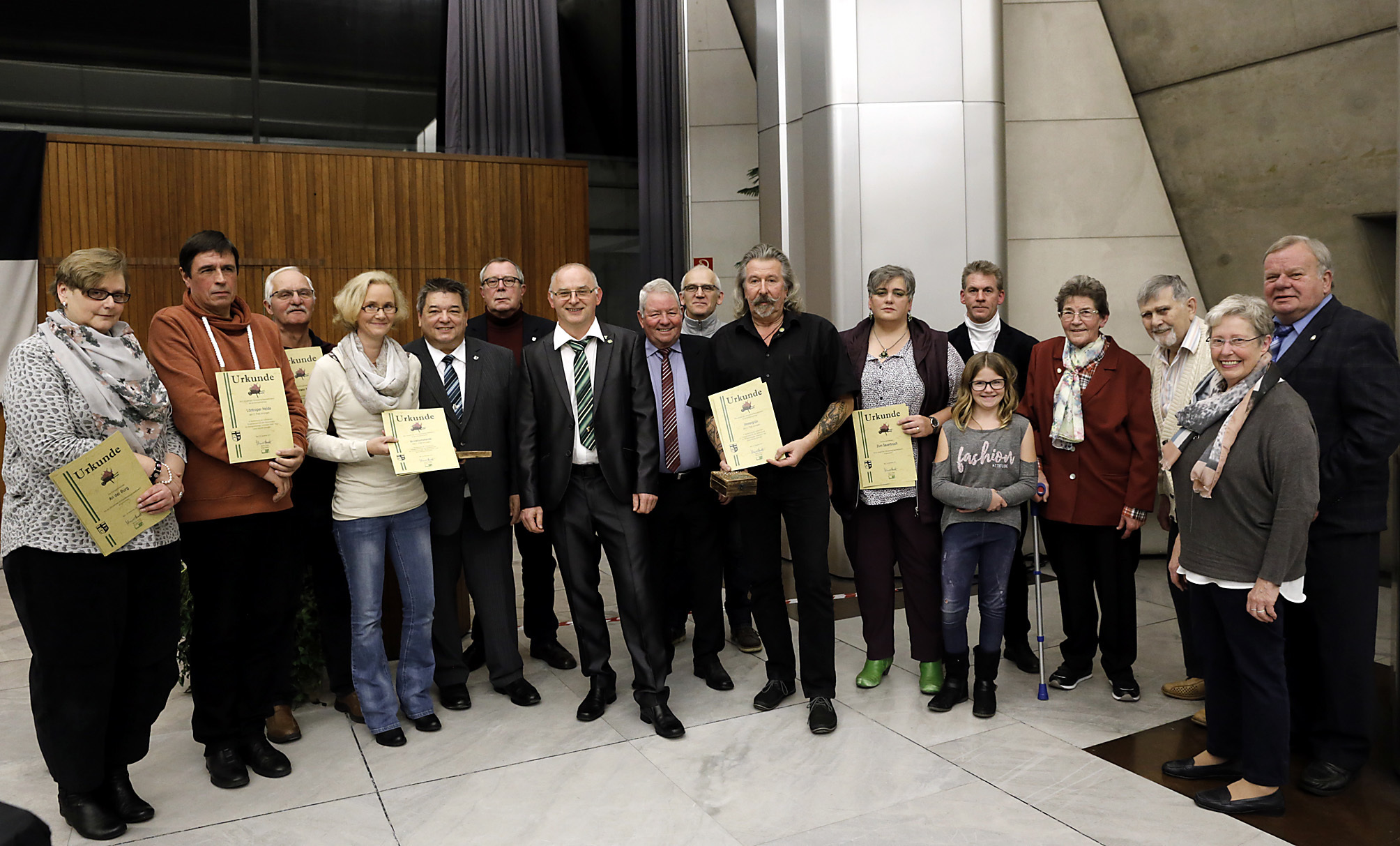 Die Vertreterinnen und Vertreter der Kleingartenanlagen präsentieren stolz ihre Auszeichnungen beim diesjährigen Marler Wettbewerb.