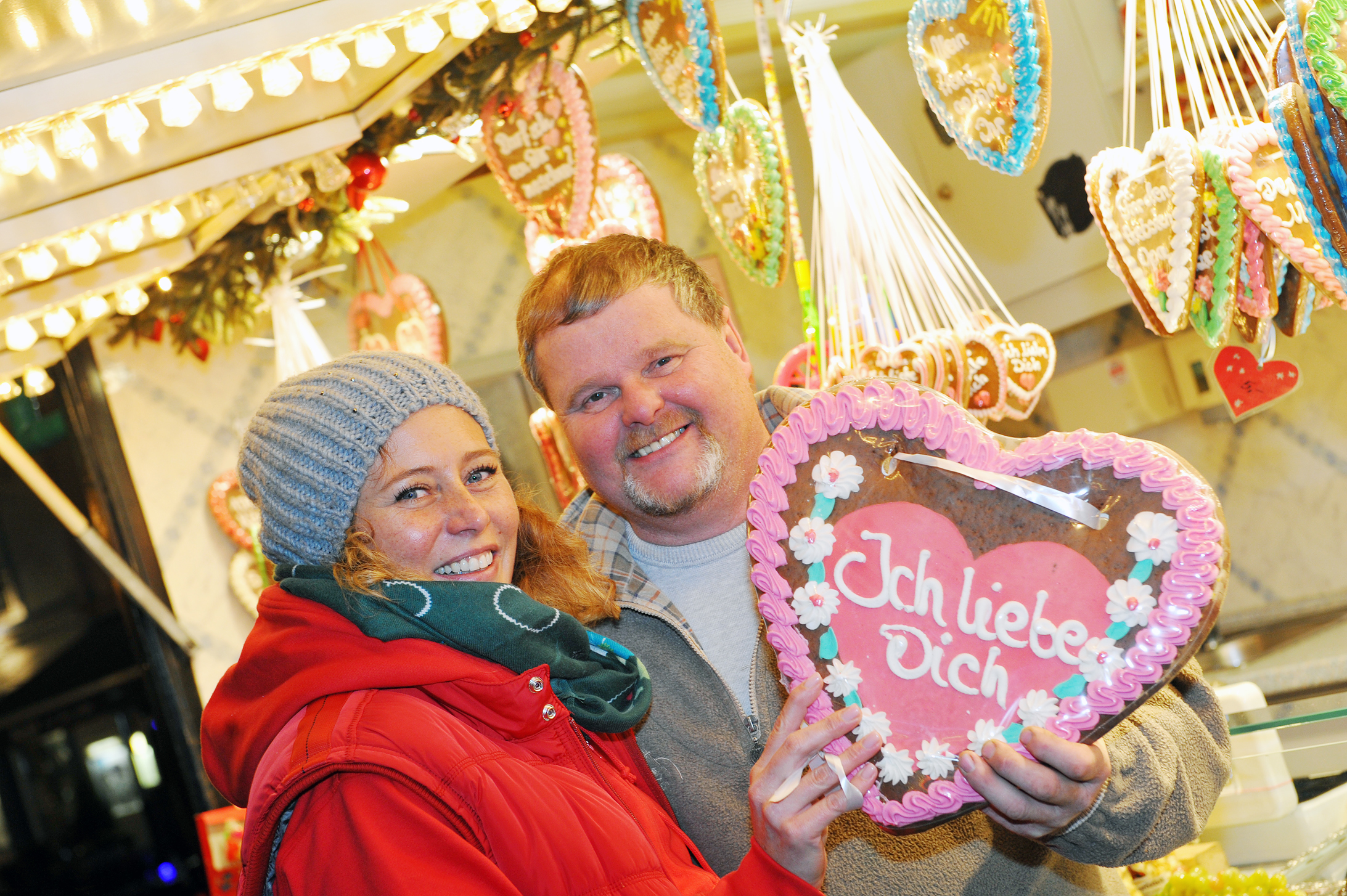 Schausteller Nicole Bauer und Markus Herweg freuen sich auf viele stimmungsvolle Momente im Winterdorf.
