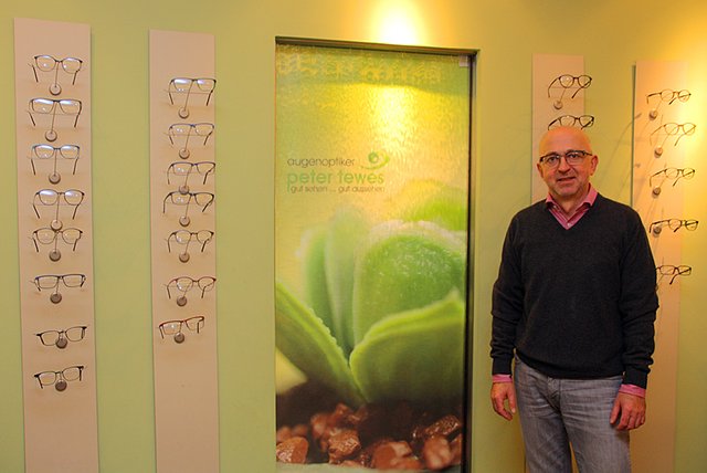 Eine Wasserwand und ein spezielles Farbkonzept gehören zu dem Feng-Shui-Prinzipien, nach denen Peter Tewes sein Optikerfachgeschäft hat einrichten lassen.