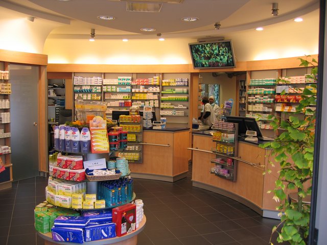 Die Pfau-Apotheke (Bild) bietet ebenso wie die Delphin-Apotheke alles für die Gesundheit.