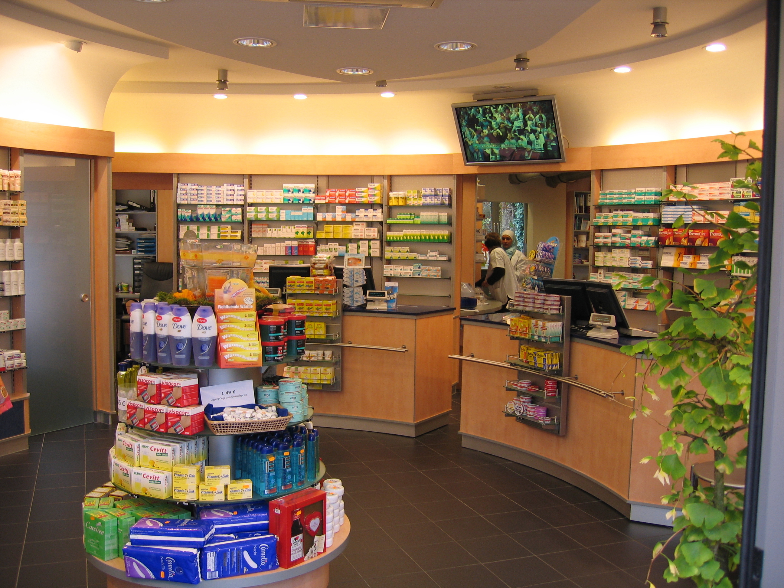 Die Pfau-Apotheke (Bild) bietet ebenso wie die Delphin-Apotheke alles für die Gesundheit.