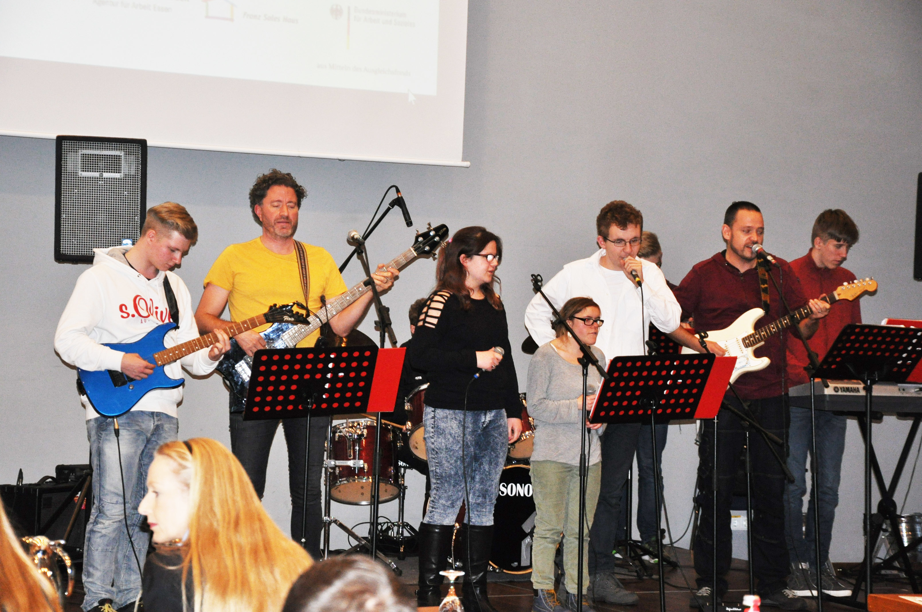 Die Schulband des Franz Sales Hauses begleitete den Experten-Talk musikalisch. Foto: P. de Lanck