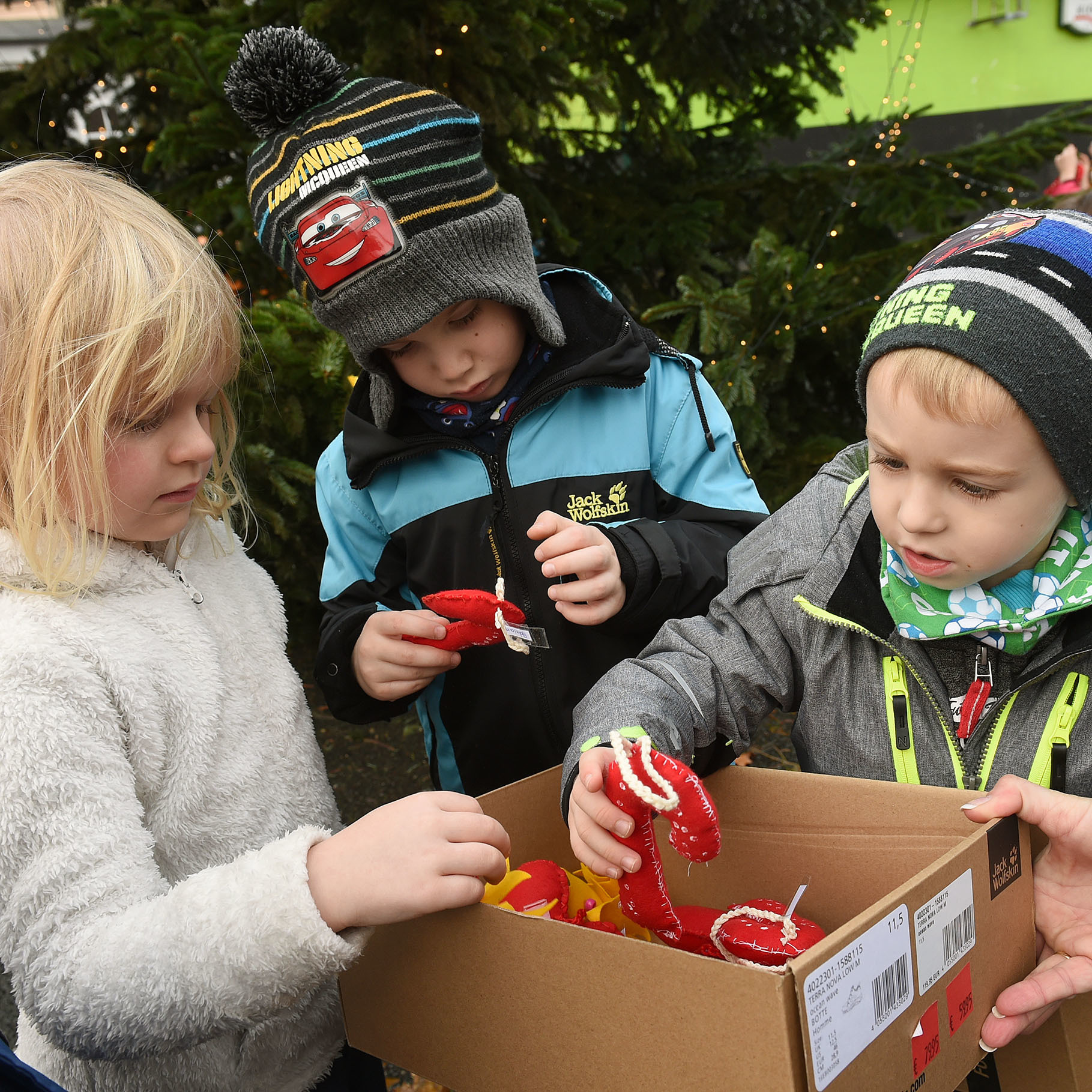 KiTa-Kinder schmückten den Tannenbaum auf dem Marktplatz.