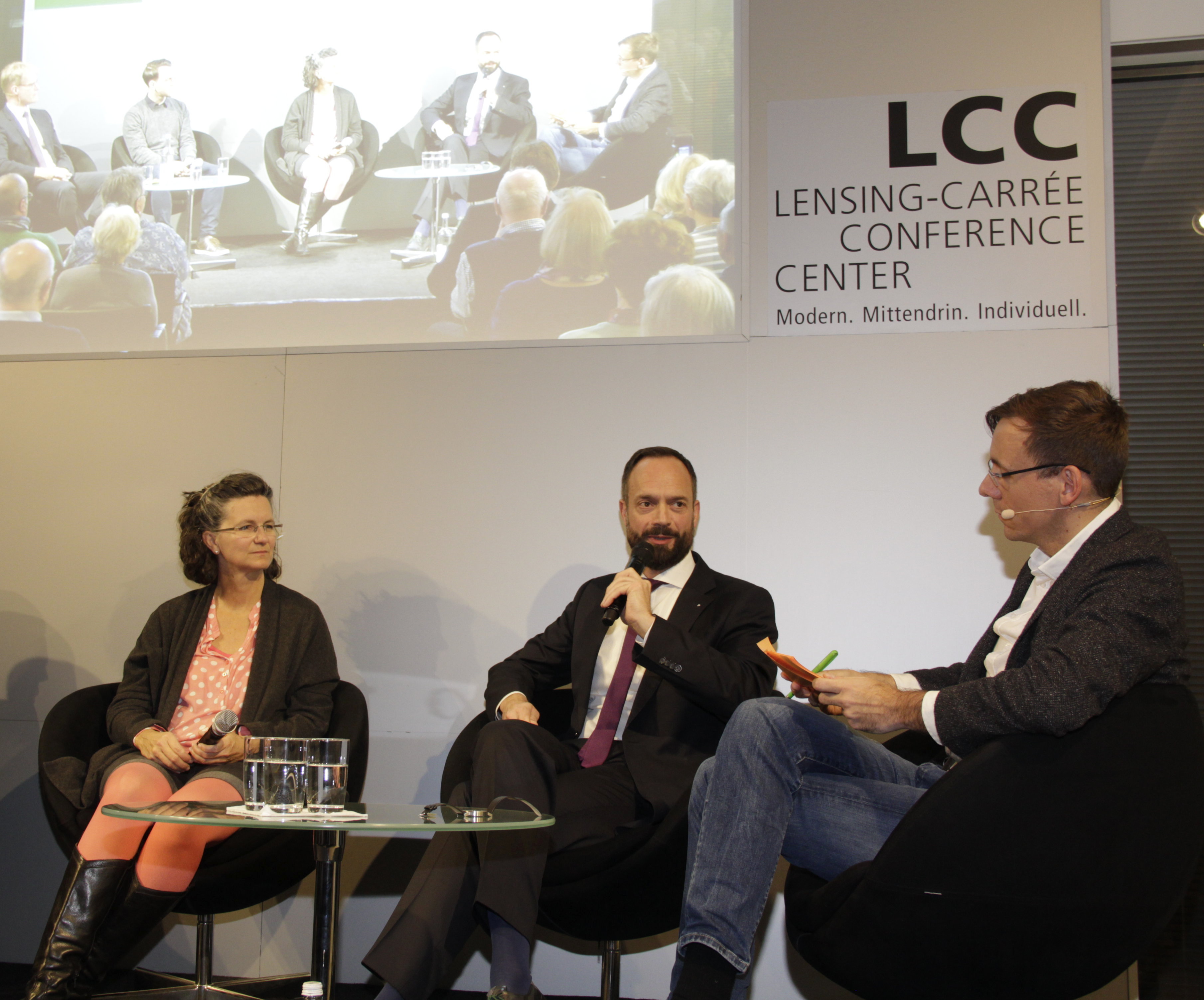 Diskutierten beim AOK-Gesundheitstalk (v.l.): Dr. Erika Mendoza, AOK-Chef Tom Ackermann und Moderator Sven Preger.