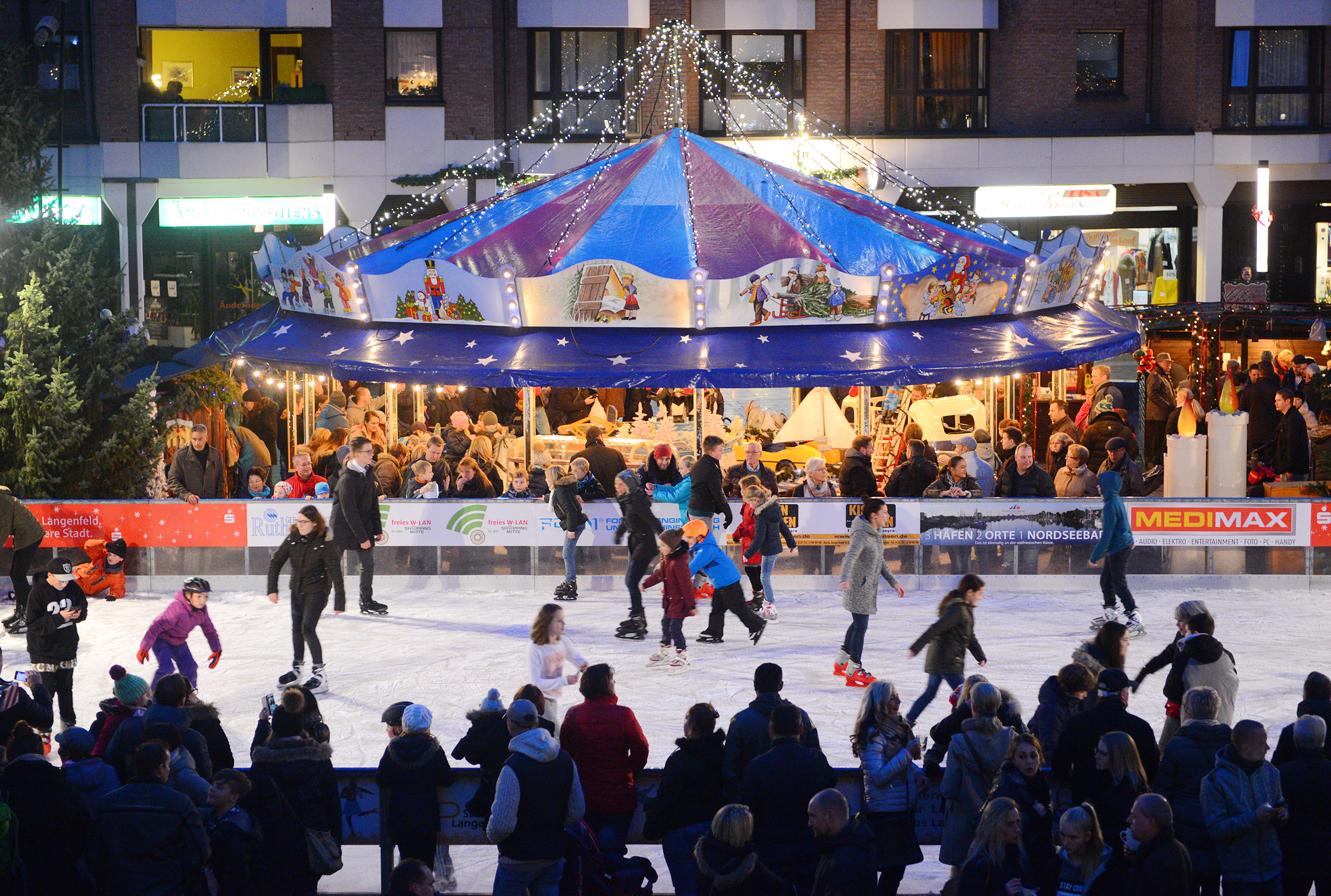 Vom 2. Dezember bis 30. Dezember gibt es auf dem Langenfelder Marktplatz wieder Eislaufvergnügen pur. Foto: WA-Archiv