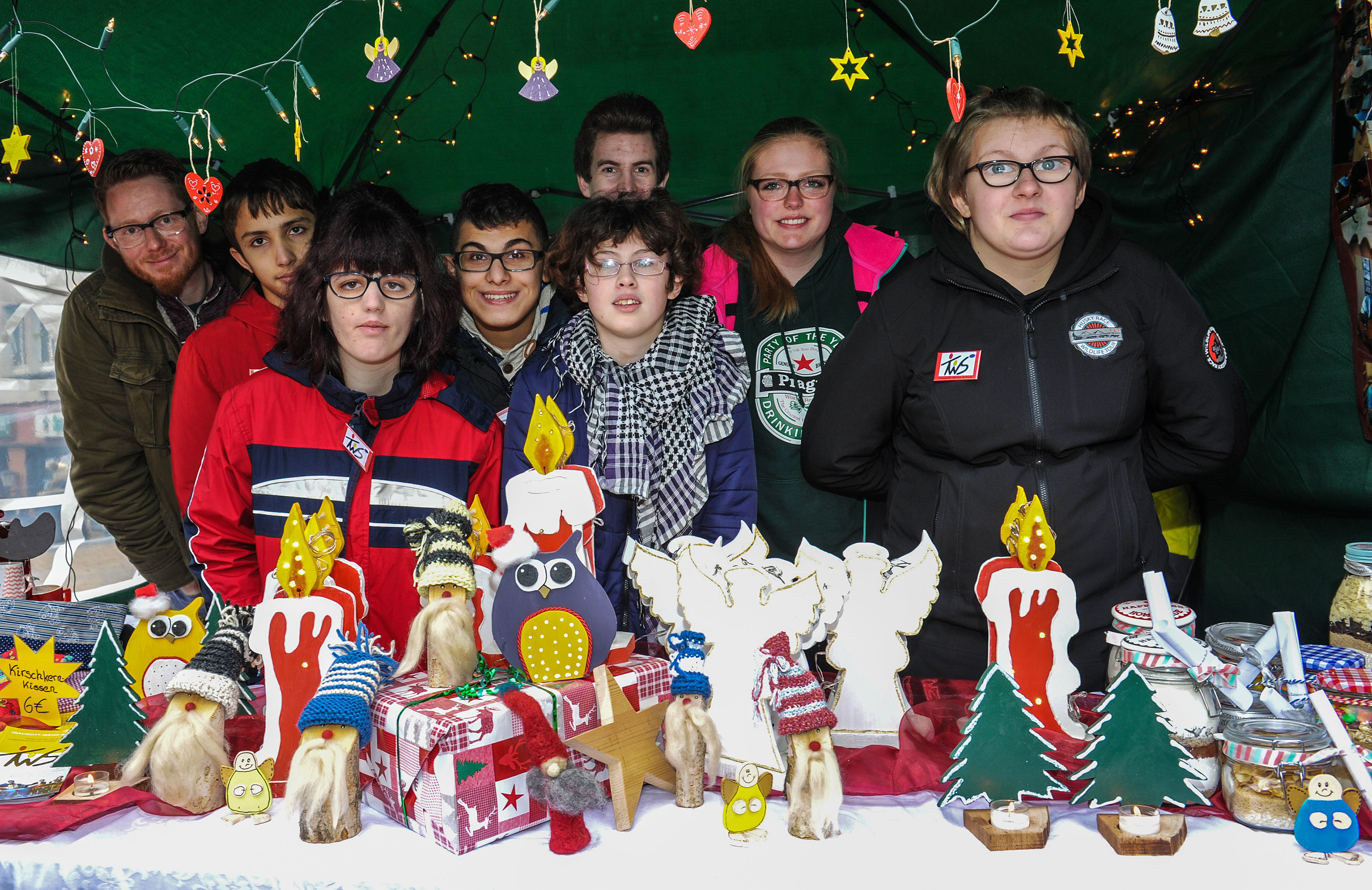 Selbstgemacht und nicht kommerziell: Diese Kriterien müssen die Dinge erfüllen, die auf dem Borbecker Weihnachts-Markttag angeboten werden. Archivfotos (2): Debus-Gohl