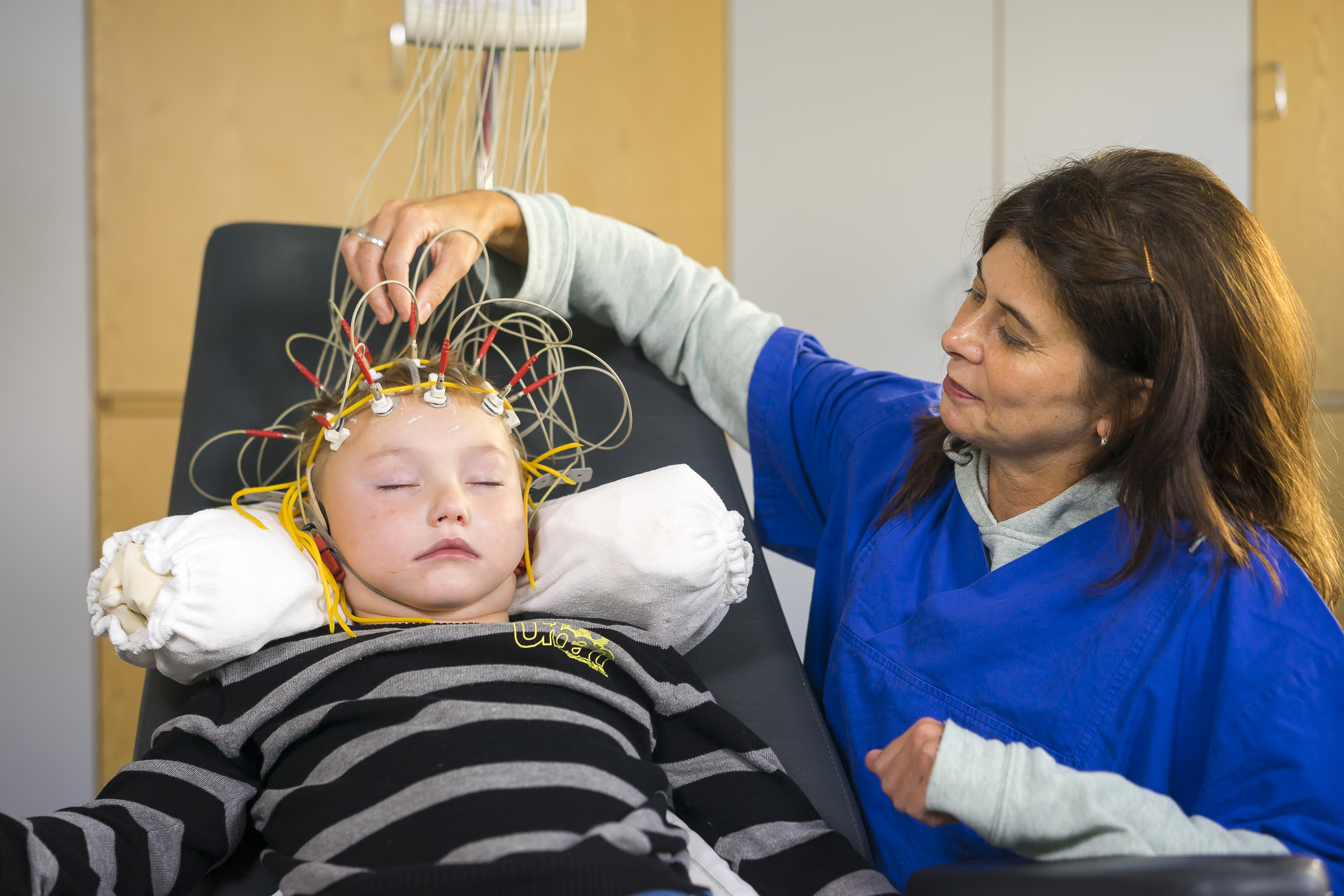 Eingeschlafen beim EEG: Die Untersuchung ist für die Kinder schmerz- und risikofrei.