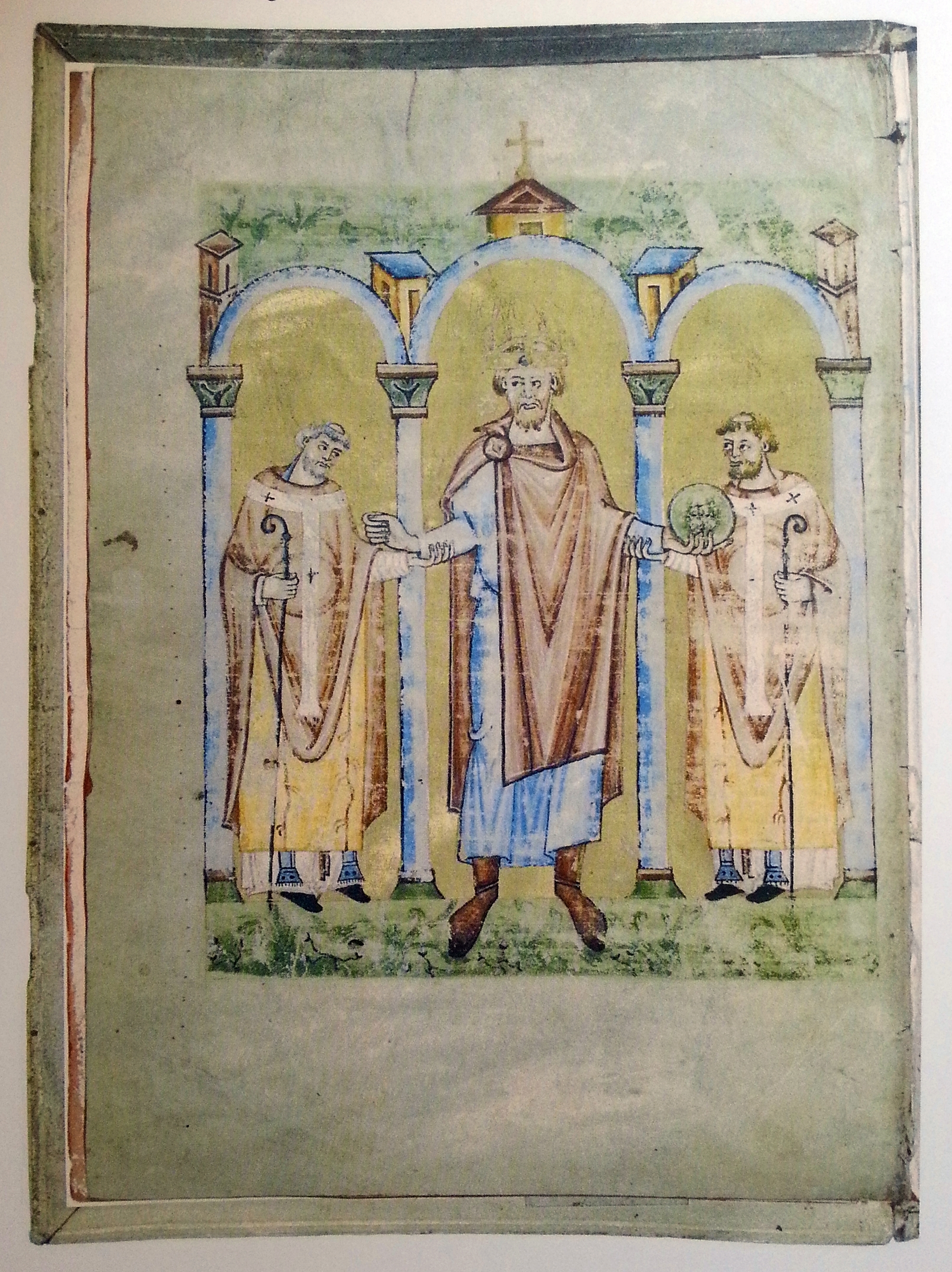 Das Cover des Werkes zeigt Heinrich II. zwischen zwei Bischöfen im Seeoner Pontifikale.