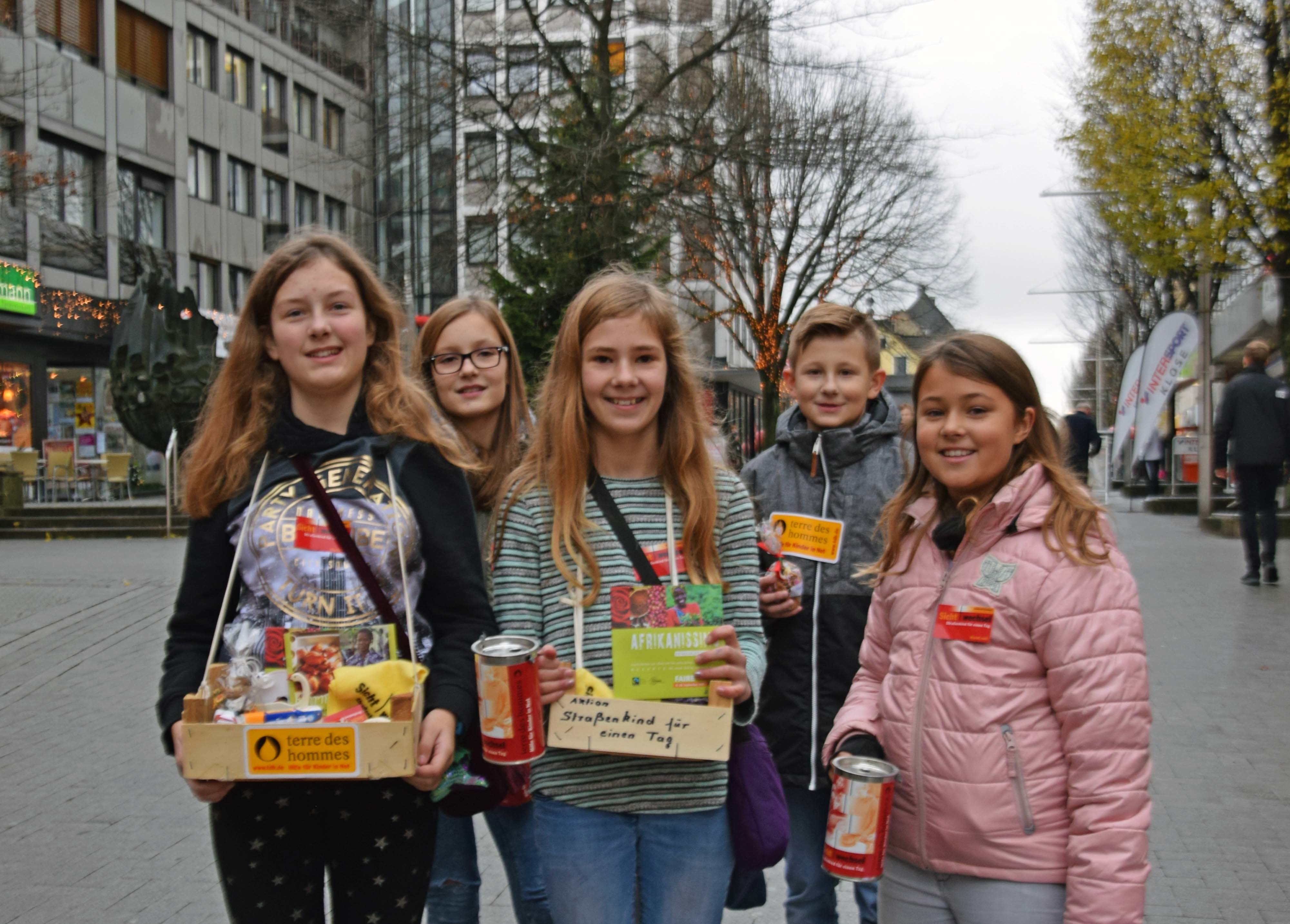Mit Sammelbüchsen und kleinen Bauchläden zogen die Schüler als "Straßenkinder für einen Tag" durch die Fußgängerzone.