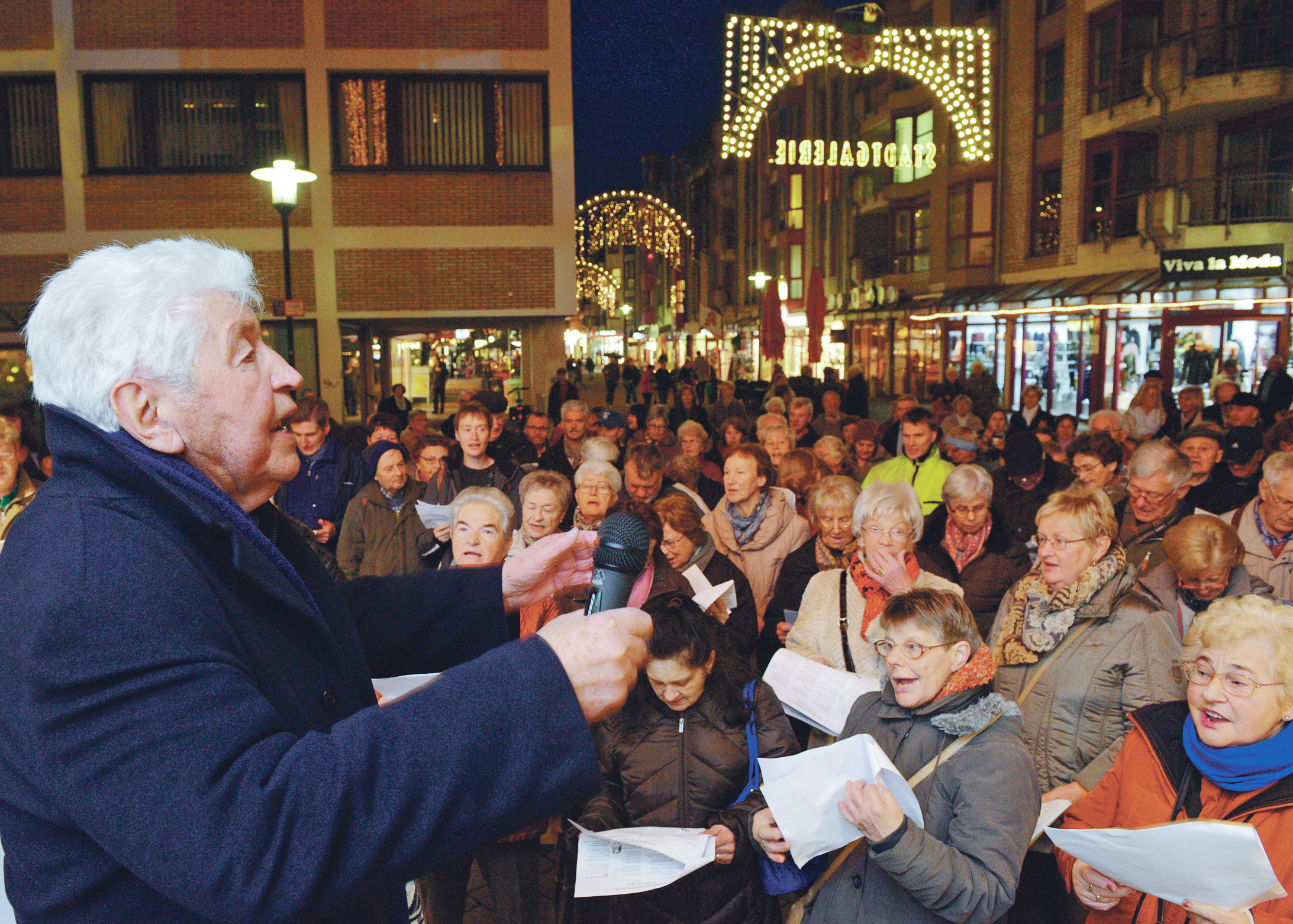 Der beliebte Chorleiter Gotthilf Fischer lädt am Mittwoch, 13. Dezember, ab 17 Uhr zum traditionellen Weihnachtssingen auf den Galerieplatz. Archiv-Foto: Michael de Clerque