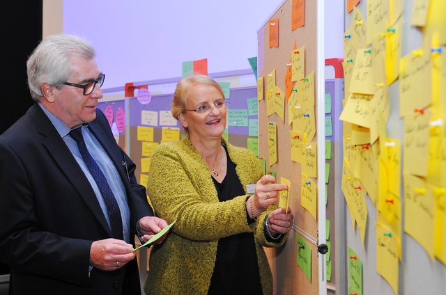 Die städtische Beigeordnete Marion Prell und Ulrich Beul, Leiter des Fachbereichs Stadtentwicklung, freuten sich über die zahlreichen Vorschläge der Bürger. Foto: de Clerque