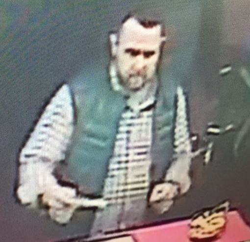 Dieser Mann soll den Inhaber einer Gladbecker Spielhalle betrogen haben. Die Polizei hofft nun, dass jemand den Verdächtigen erkennt. Foto: Polizei
