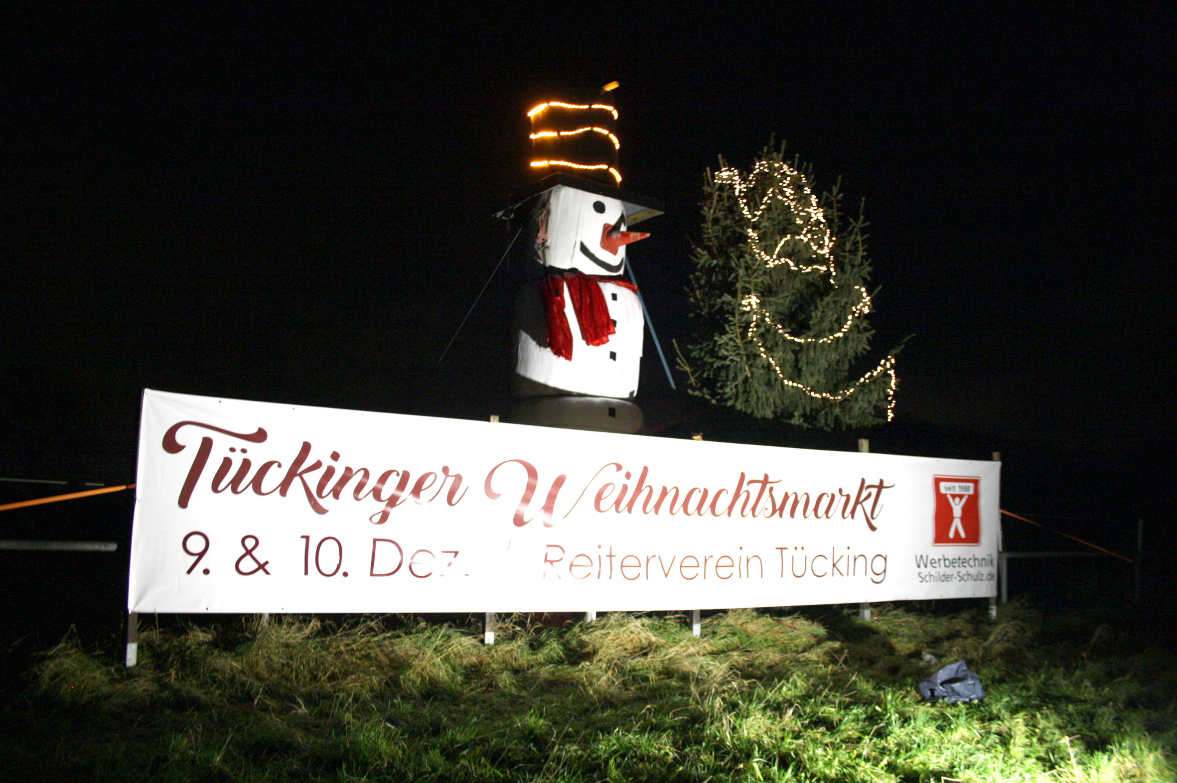 Mr. Snowman auf den Tückinger Höhen heißt Weihnachtsmarktbesucher "Willkommen".