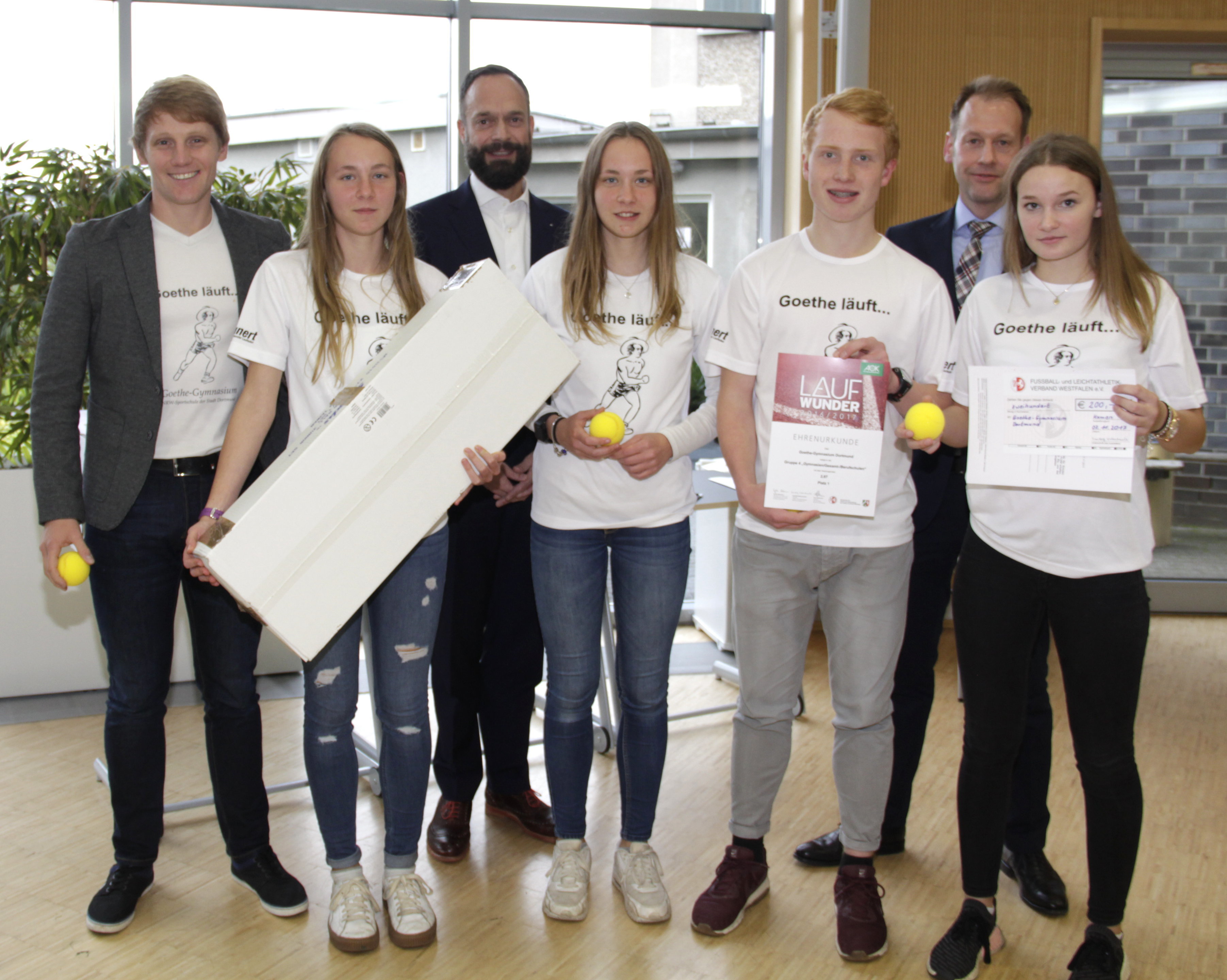 Das Goethe-Gymnasium belegte beim ‚AOK-Laufwunder‘ den 1. Platz bei den Gymnasien. Sportlehrer Christof Neuhaus und seine Schüler nahmen die Auszeichnung von AOK-Vorstandschef Tom Ackermann und Holger Harpering aus dem Schulministerium entgegen.