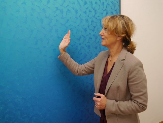 Leane Schäfer versucht am Bild (HTA, 0 - 90°, hellblau, blau "Dino", 1993-94) nachzuvollziehen, wie der Künstler beim Drehen der Hand vorgegangen sein muss - genau diese Frage fesselt geradezu den Betrachter.