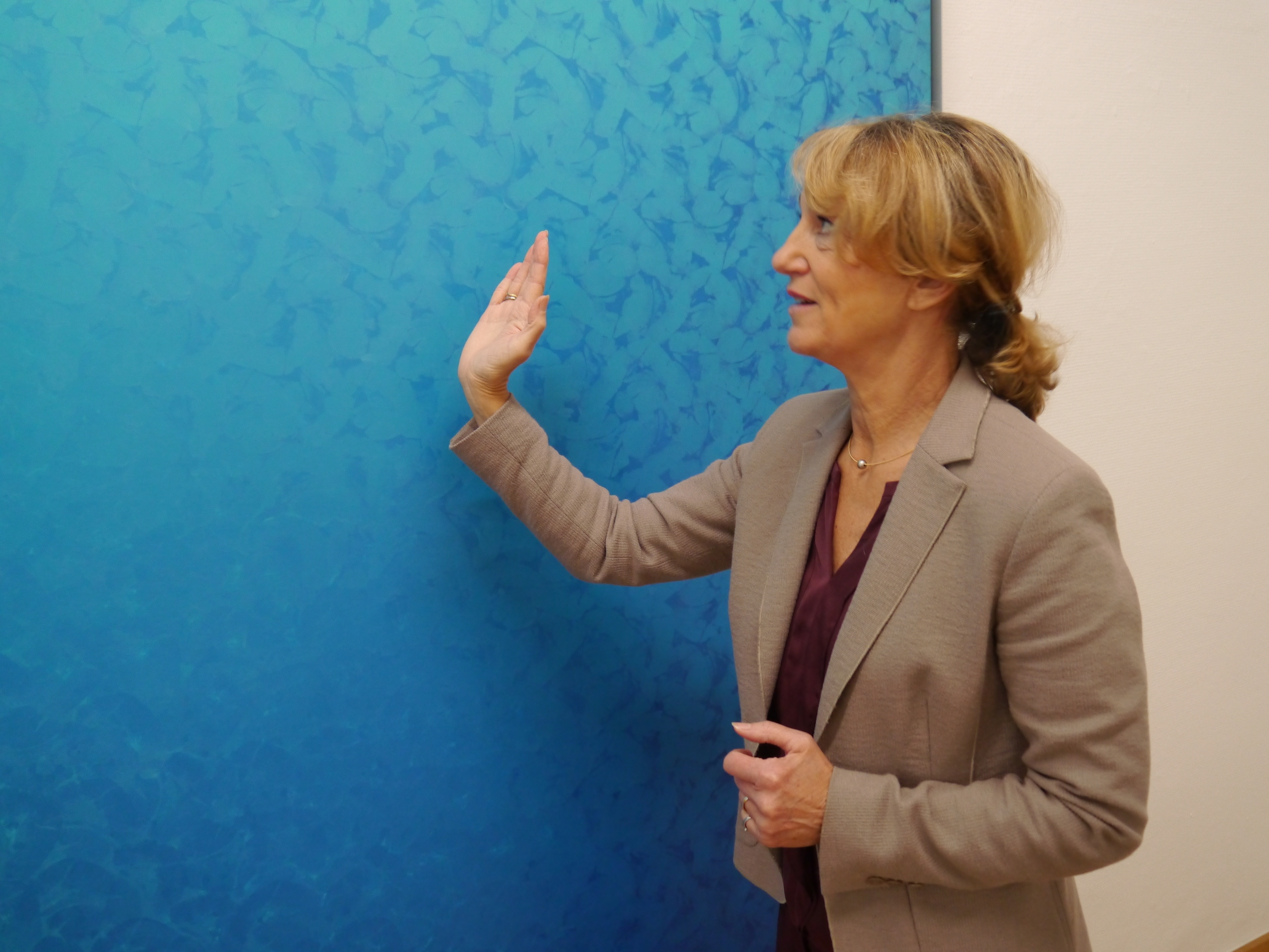 Leane Schäfer versucht am Bild (HTA, 0 - 90°, hellblau, blau "Dino", 1993-94) nachzuvollziehen, wie der Künstler beim Drehen der Hand vorgegangen sein muss - genau diese Frage fesselt geradezu den Betrachter.