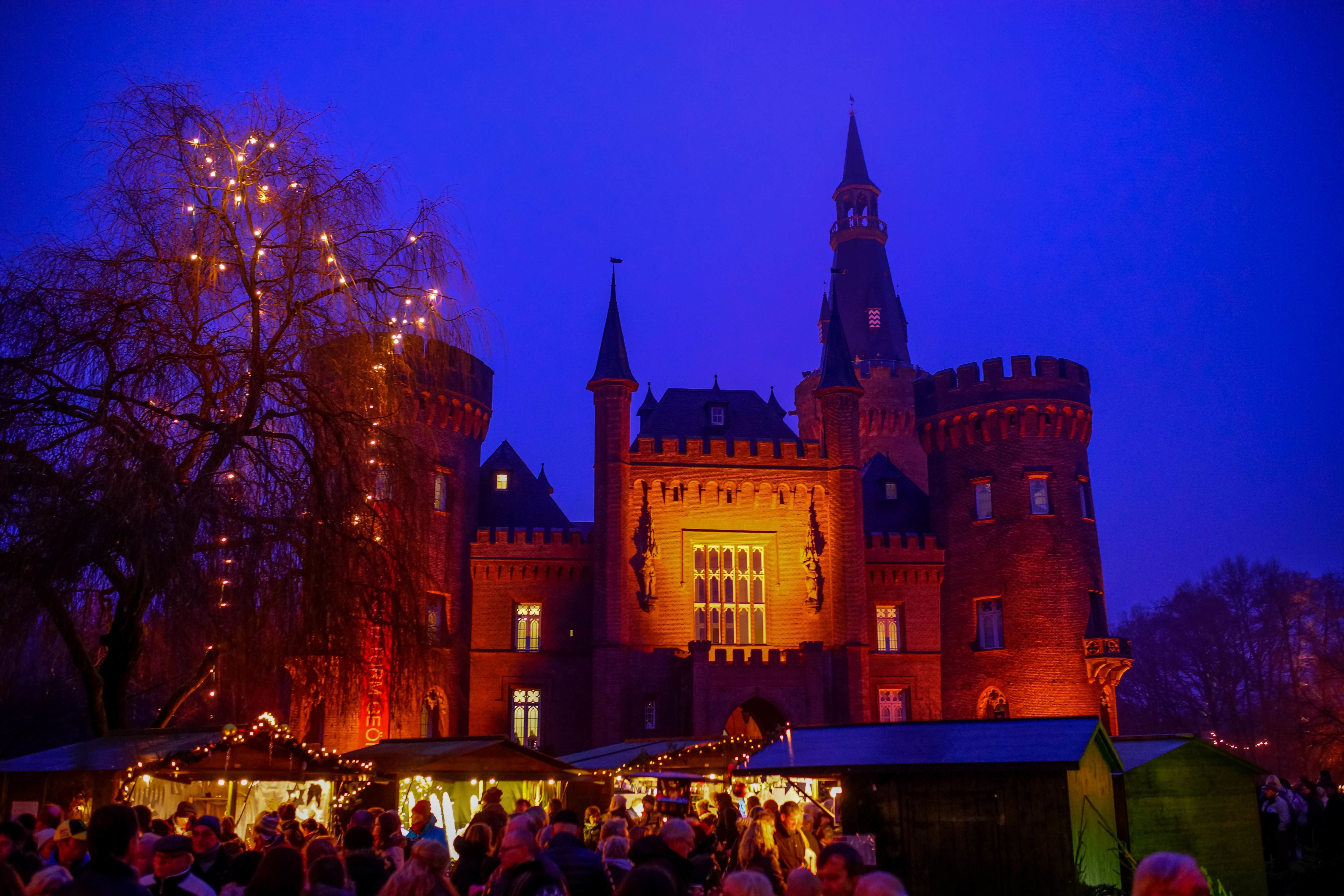 Der Kunsthandwerker-Weihnachtsmarkt am Schloss Moyland im letzten Jahr; fotografiert von Thomas Velten aus Kleve.