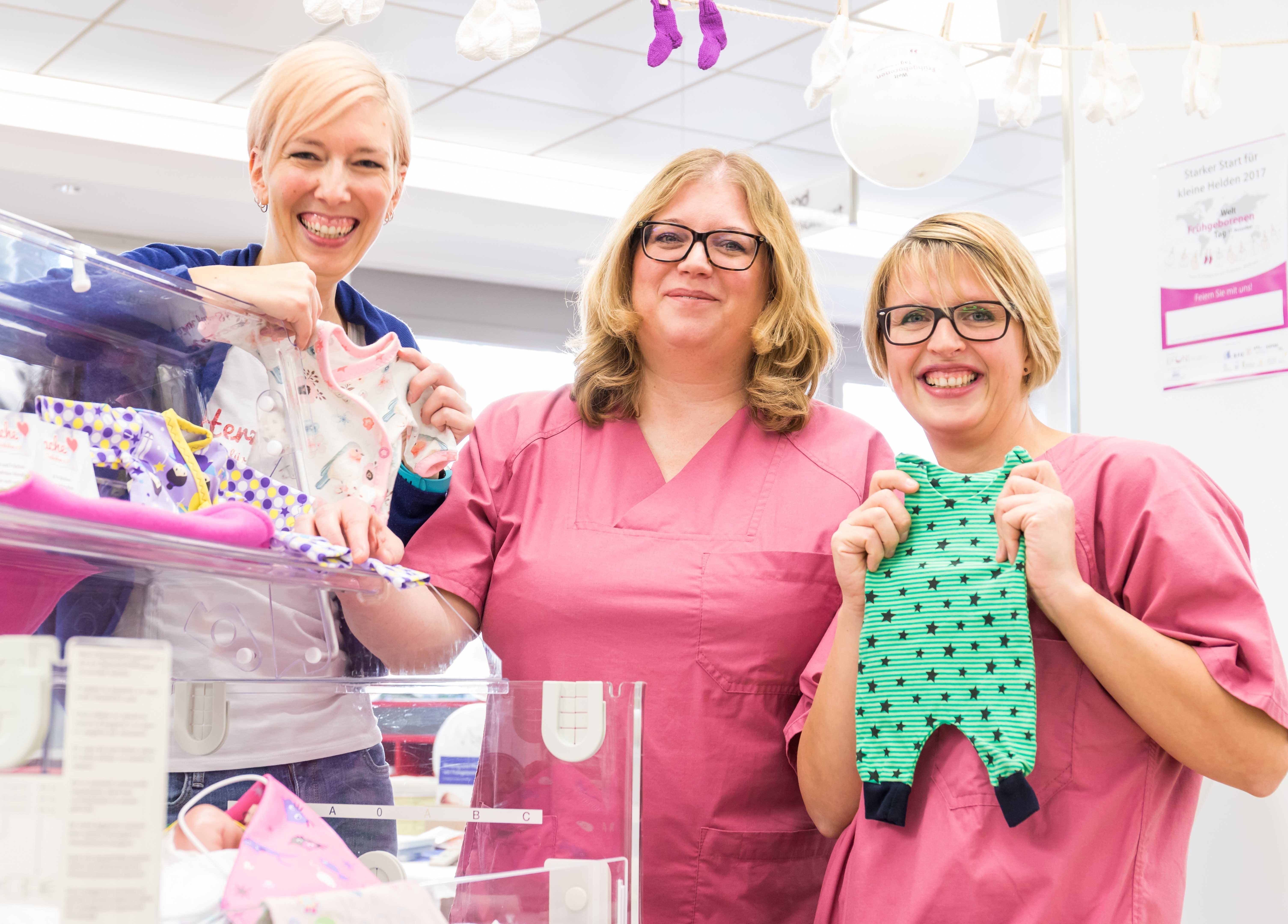 Heike Köller, Stationsleitung der Kinderintensivstation im Marienhospital (Mitte) sowie Bianka Holtkotte, Ehrenamtliche bei Herzenssache – Nähen für Sternchen und Frühchen (l.) und Anni Dreßler, Gesundheits- und Kinderkrankenpflegerin auf der Kinderintensivstation im Marienhospital, stellten am Weltfrühchentag liebevoll genähte Kleidungsstücke, Mützchen, Tücher, Nestchen und Accessoires für die Kleinsten vor und standen den Eltern von Frühchen mit Rat und Tat zur Seite. Foto: Marienhospital