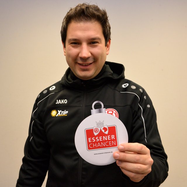 Hat sich seine Kugel schon besorgt: RWE-Chefcoach Argirios Giannikis.