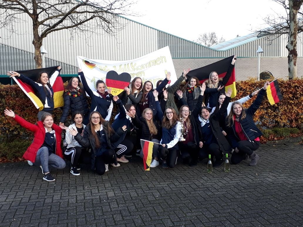 Mit Deutschlandflagge in der Hand und der Nationalhymne im Hintergrund feierten die Mädchen ihren Sieg.