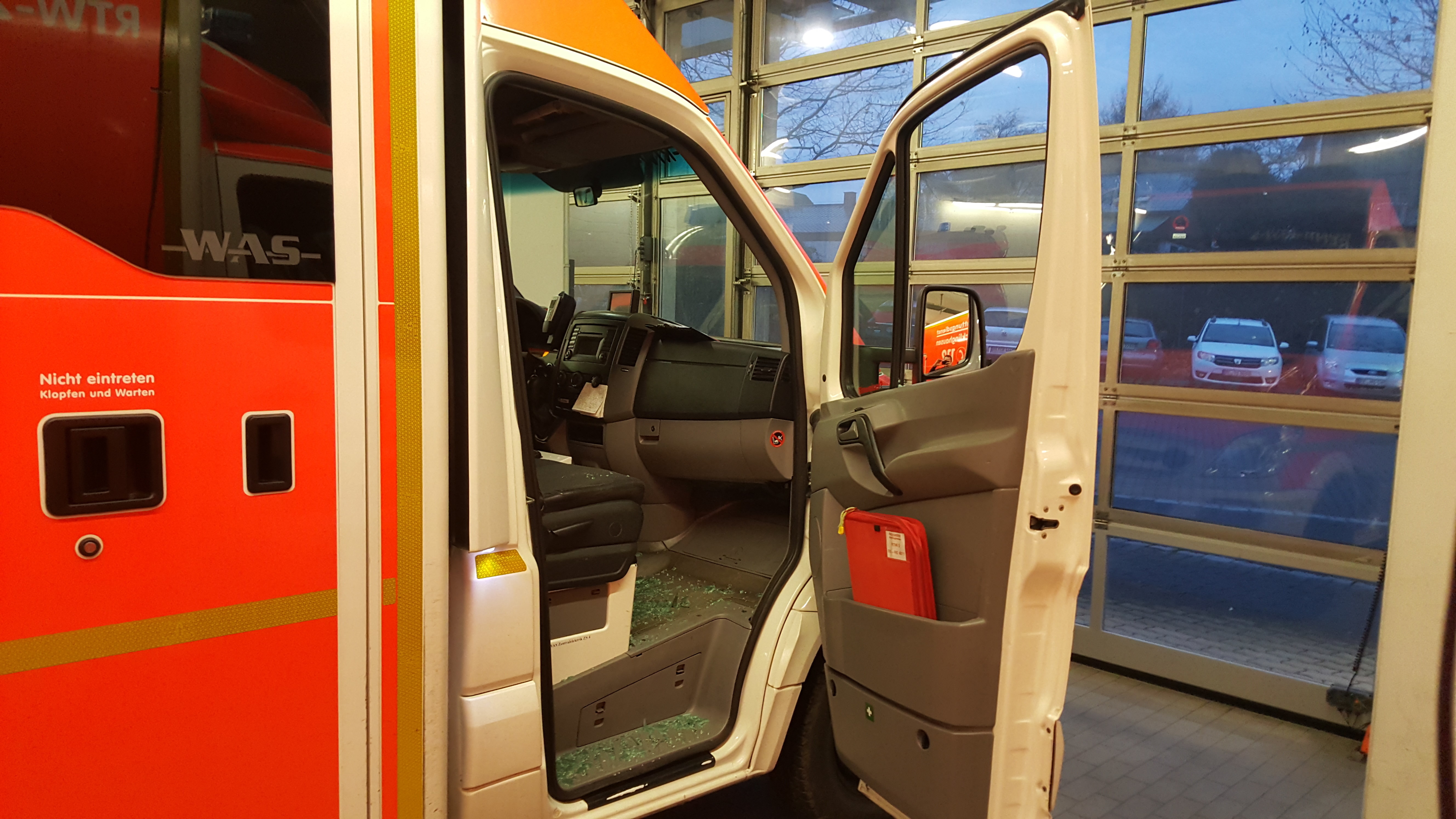 Die Beifahrerseite des Rettungswagens wurde zerstört. Foto: Christian Schell / Feuerwehr RE