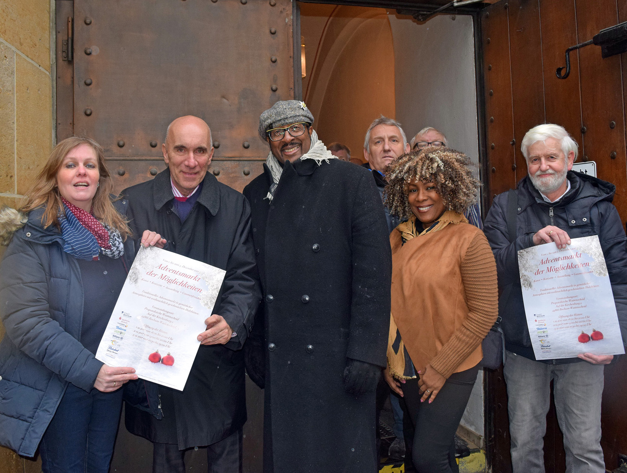 Vorfreude auf den Adventsmarkt der Möglichkeiten (v.l.): Sabine Theis, Wolfgang Dressler (beide Werbegemeinschaft), die Interpreten des Sonntags-Konzerts, Kenneth King und Shirley Brug sowie Bernd Albers. Im Hintergrund Martin Komosha (Wattenscheider für Wattenscheid). Foto: Peter Mohr
