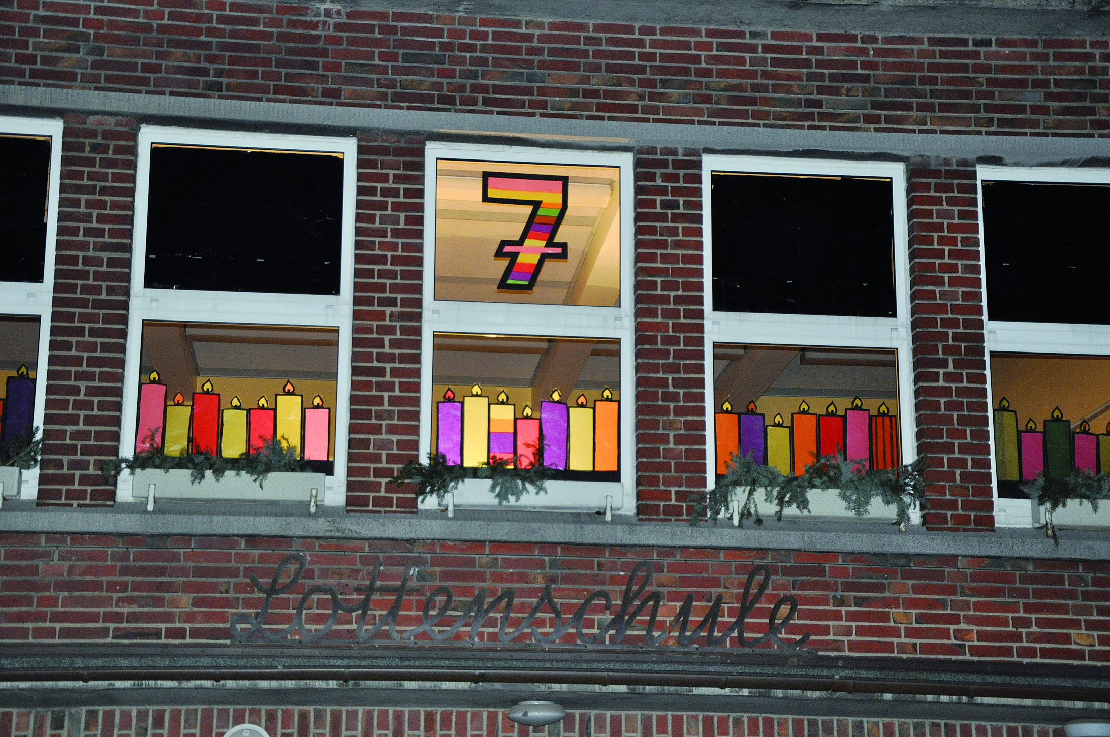Auch in diesem Jahr öffnet sich am 7. Dezember wieder das Adventsfenster, das der Offene Ganztag der Lottenschule gestaltet hat.