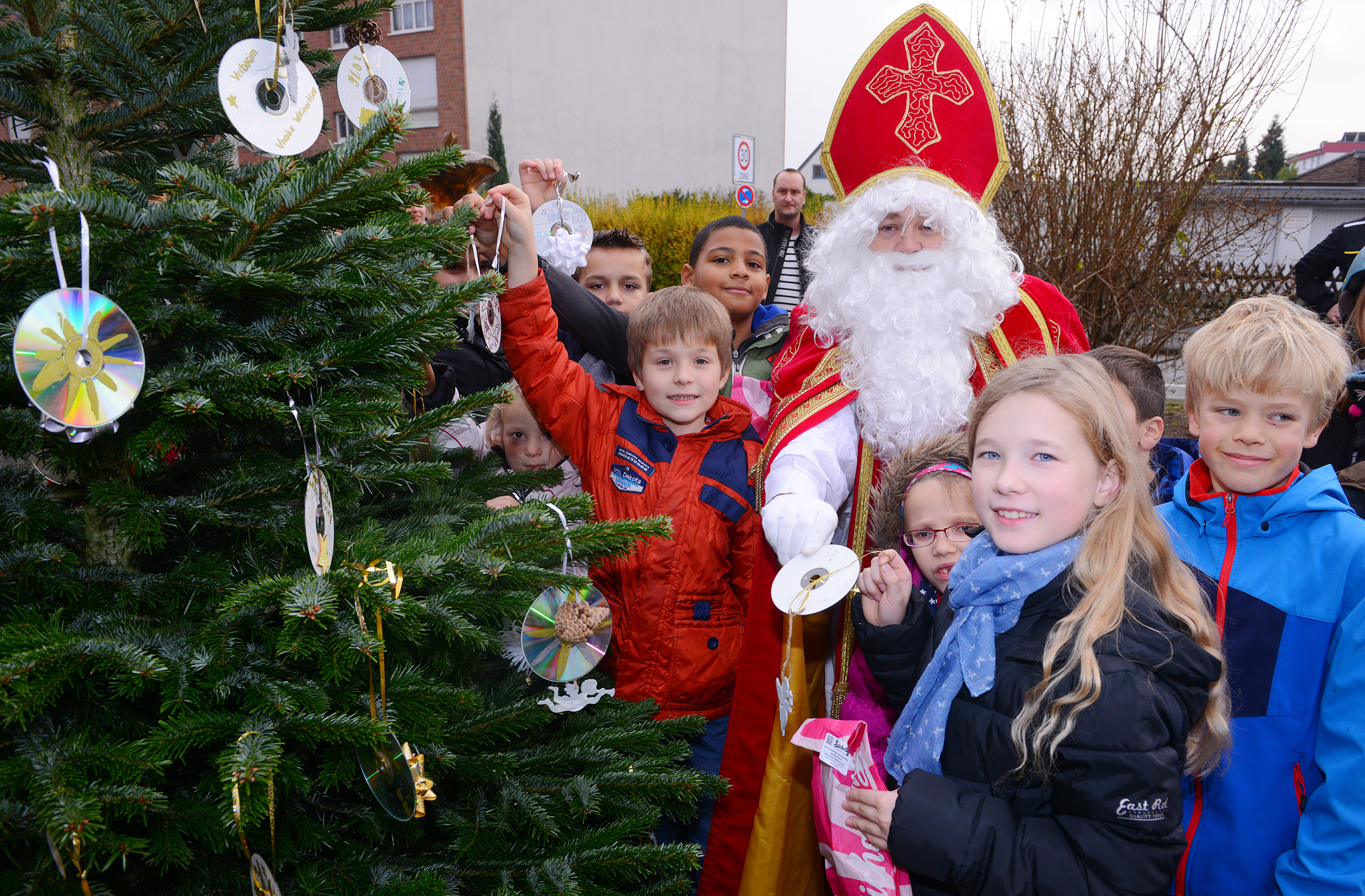 Die Kinder des Offenen Ganztages der Don Bosco- und Fröbelschule schmücken am kommenden Sonntag ab 15 Uhr unter weihnachtlichen Klängen den Baum vor dem Freiherr-vom-Stein-Haus. Der Nikolaus wird das Ergebnis ebenfalls bewundern und die Mädchen und Jungen belohnen. Archiv-Foto: de Clerque